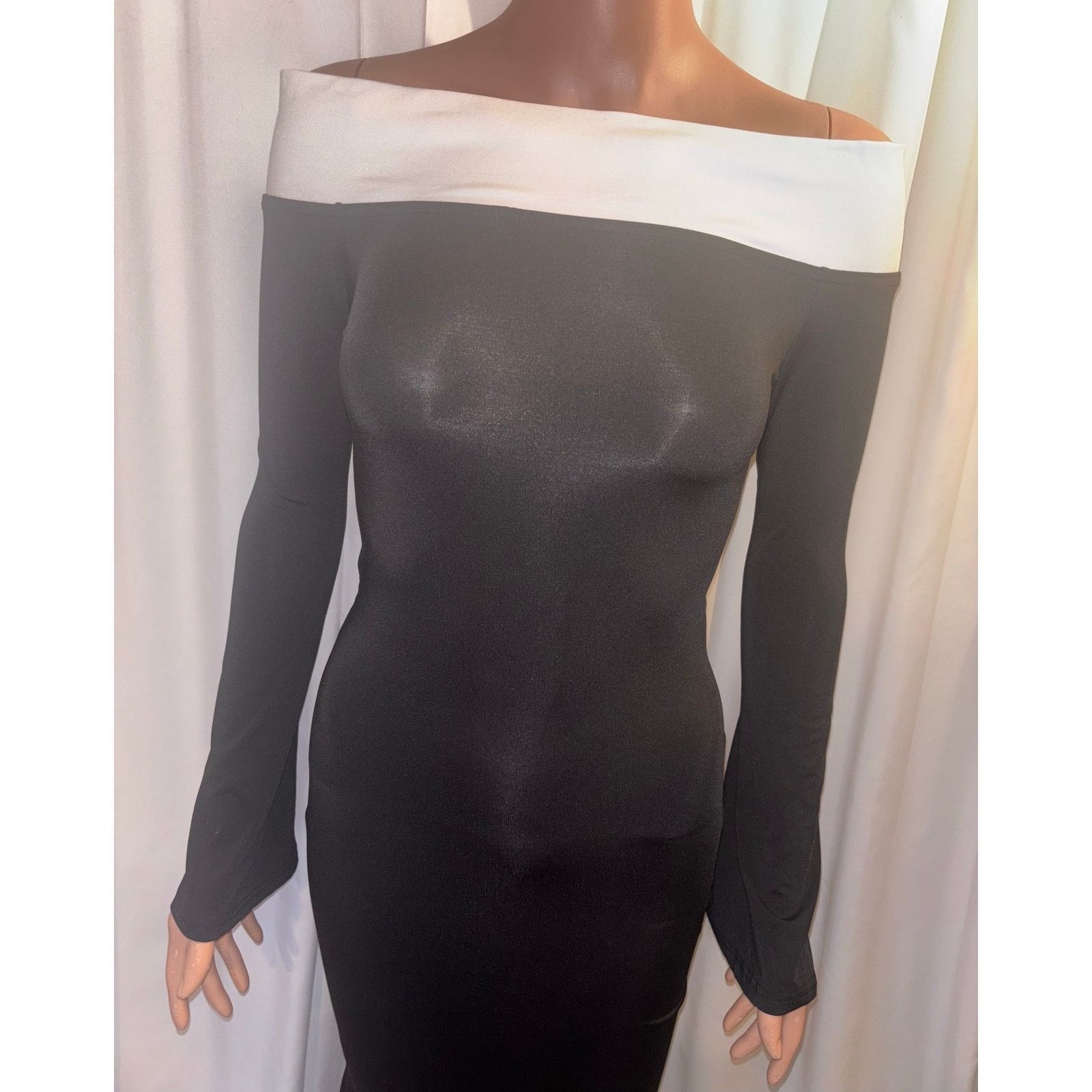 Shein SHEIN XS (2) Black/White Off-Shoulder Dress Size XS / US 0-2 / IT 36-38 - 5 Thumbnail