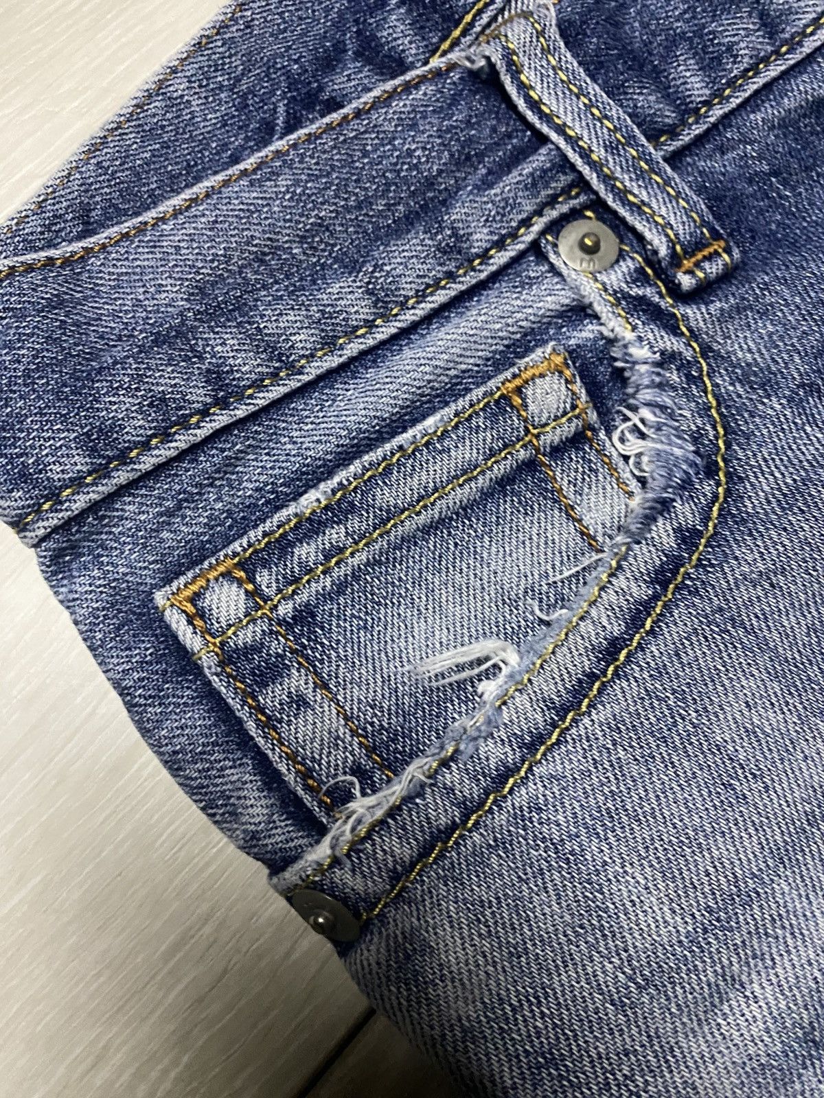 Uniqlo Uniqlo UJ Faded Wash Distressed Loose Jeans Size US 32 / EU 48 - 9 Thumbnail