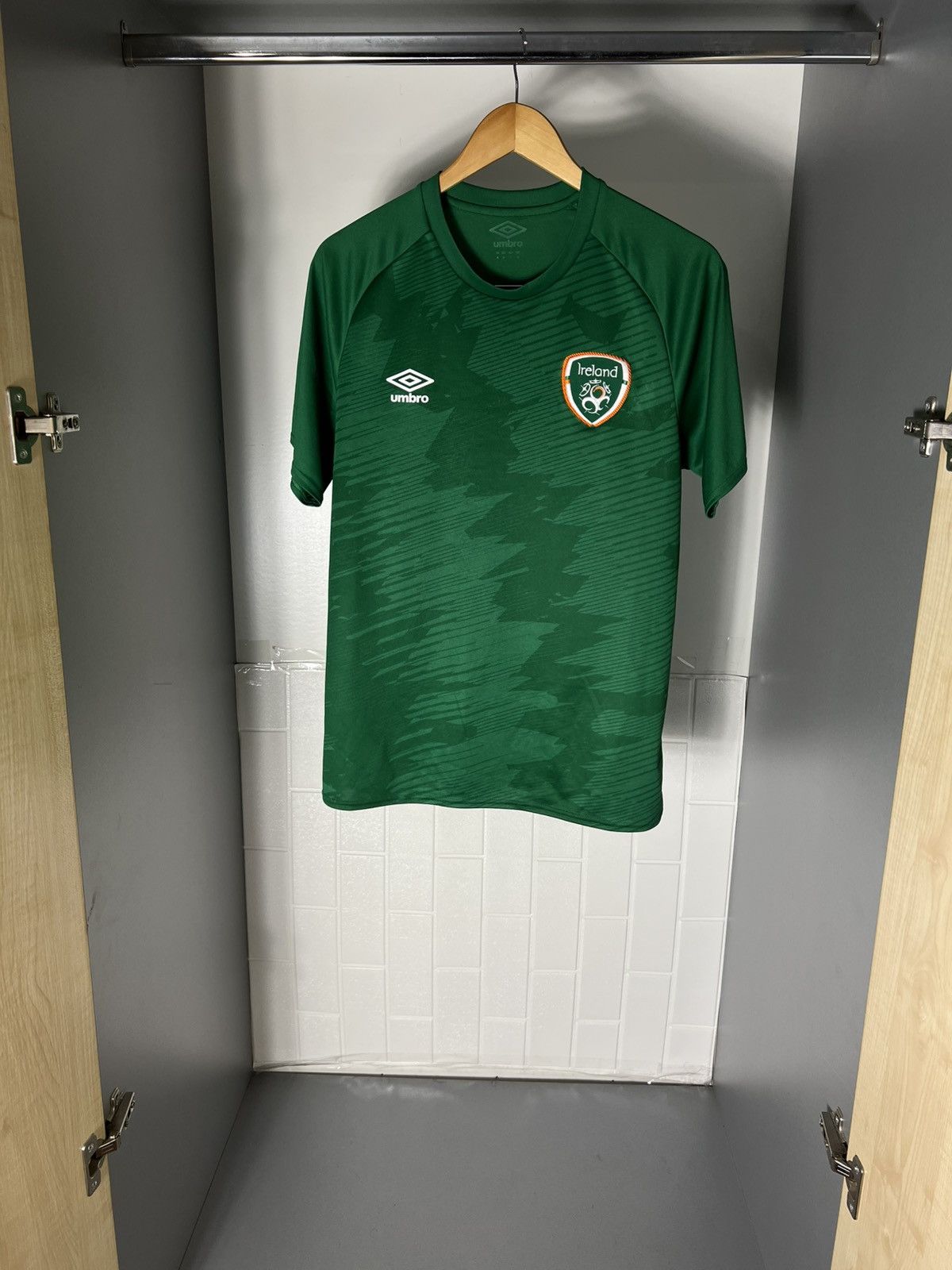 Umbro VINTAGE UMBRO IRELAND SOCCER JERSEY RETRO BLOKECORE Y2K 90s Size US M / EU 48-50 / 2 - 3 Thumbnail
