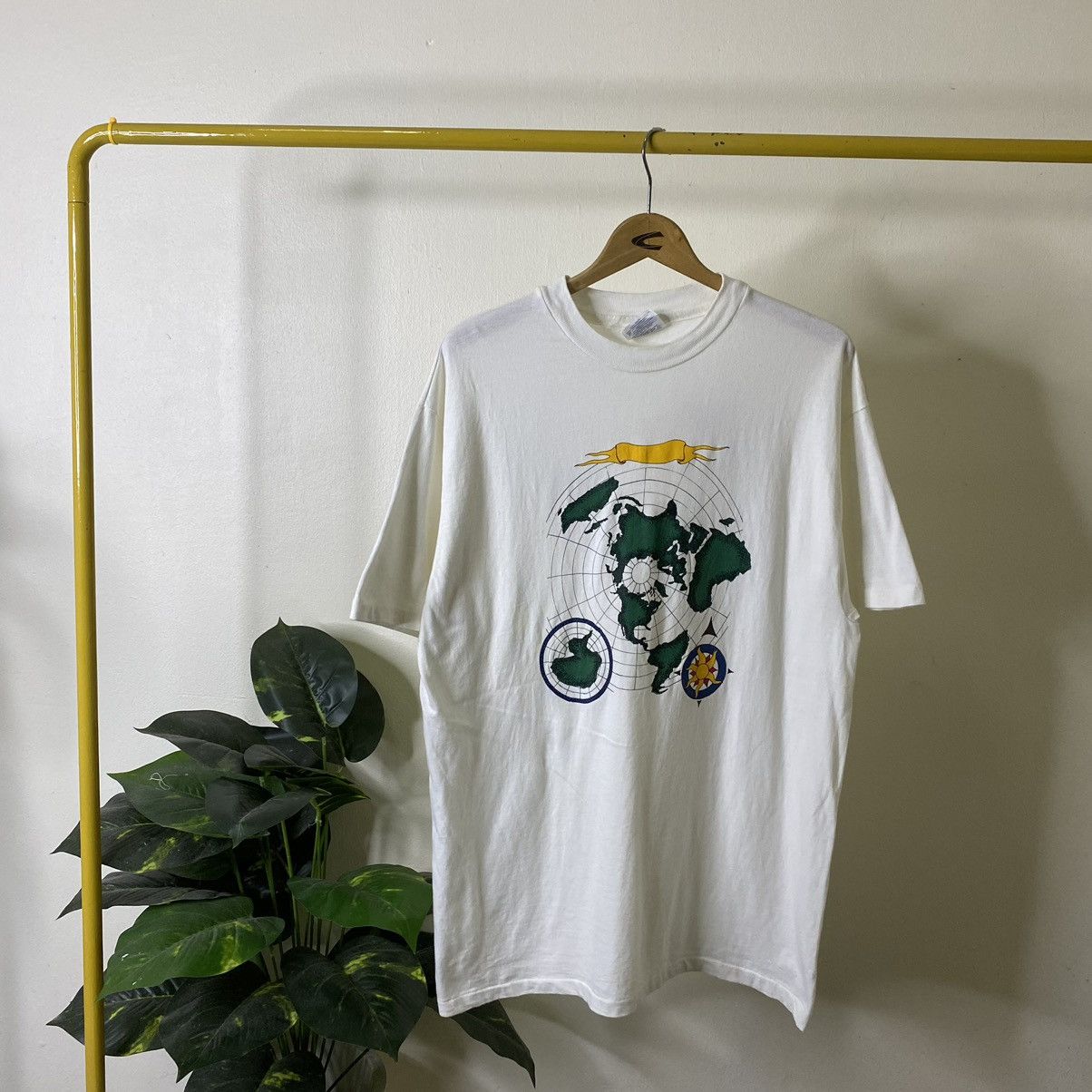 Vintage Vintage 1990s International House 7th Lander U of W Tee Size US L / EU 52-54 / 3 - 5 Thumbnail