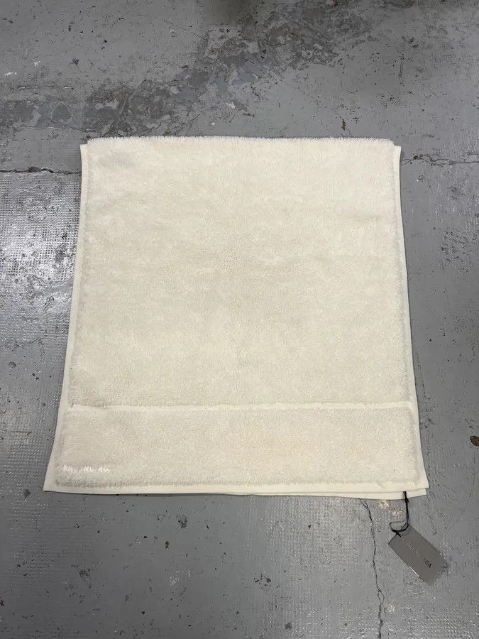 Balenciaga Balenciaga Trompe LOeil Towel Cozy Oversize White Scarf Size ONE SIZE - 3 Thumbnail