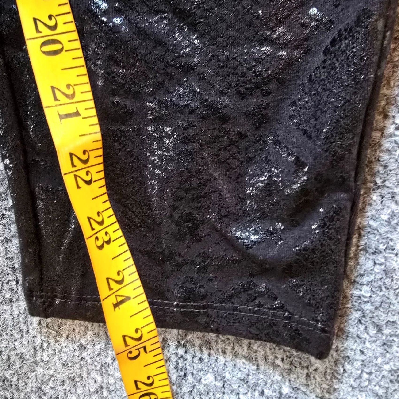 Torrid Torrid Pants Women 3X Black Snakeskin Leggings Cropped Capri Pull On Casual Size 40" / US 18 - 6 Thumbnail
