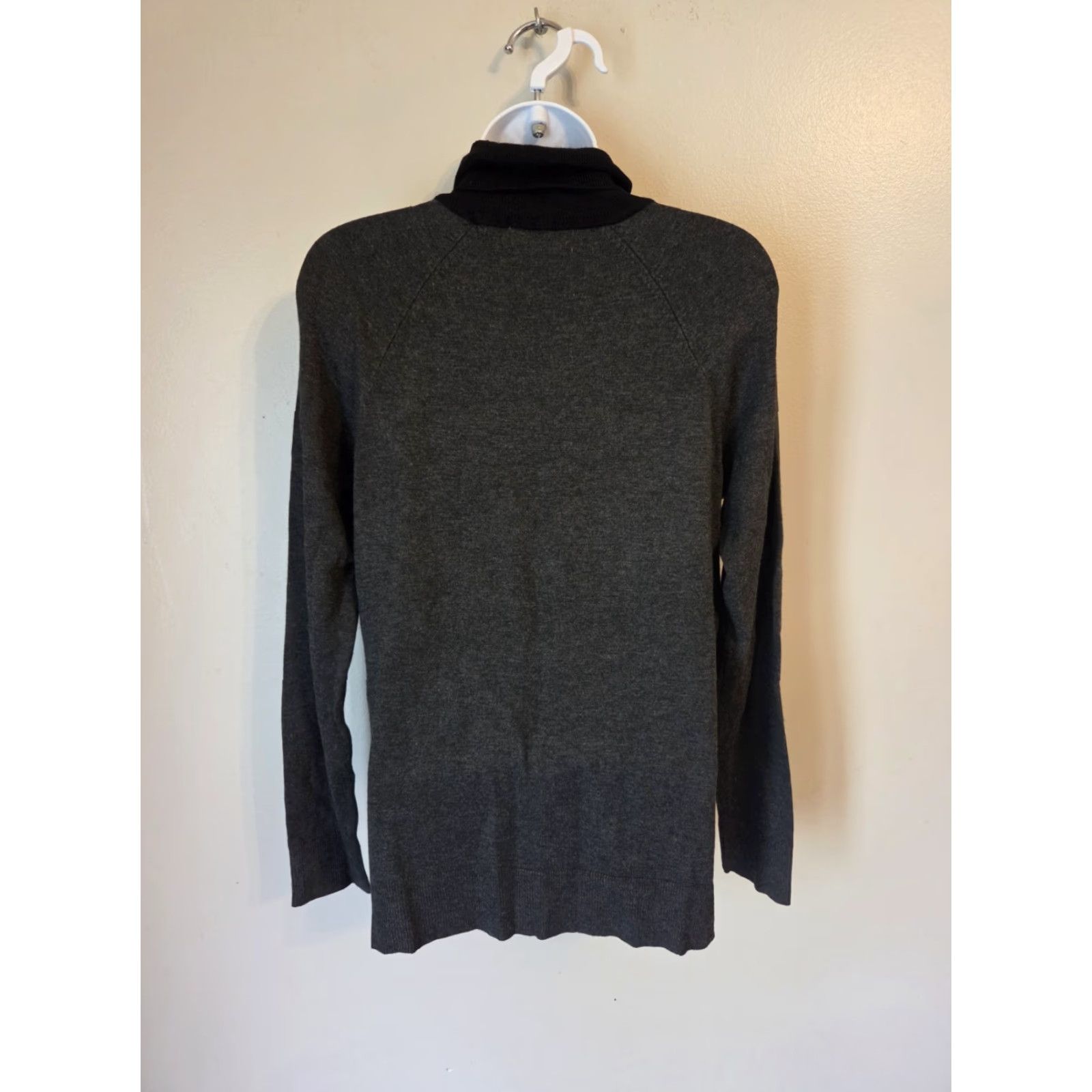 Calvin Klein Calvin Klein Collection Shirt Womens Small Gray Raglan Turtleneck Top Size S Casual Easy Care Stretch Rayon Nylon Modern Basic Award: N/A Size S / US 4 / IT 40 - 6 Thumbnail