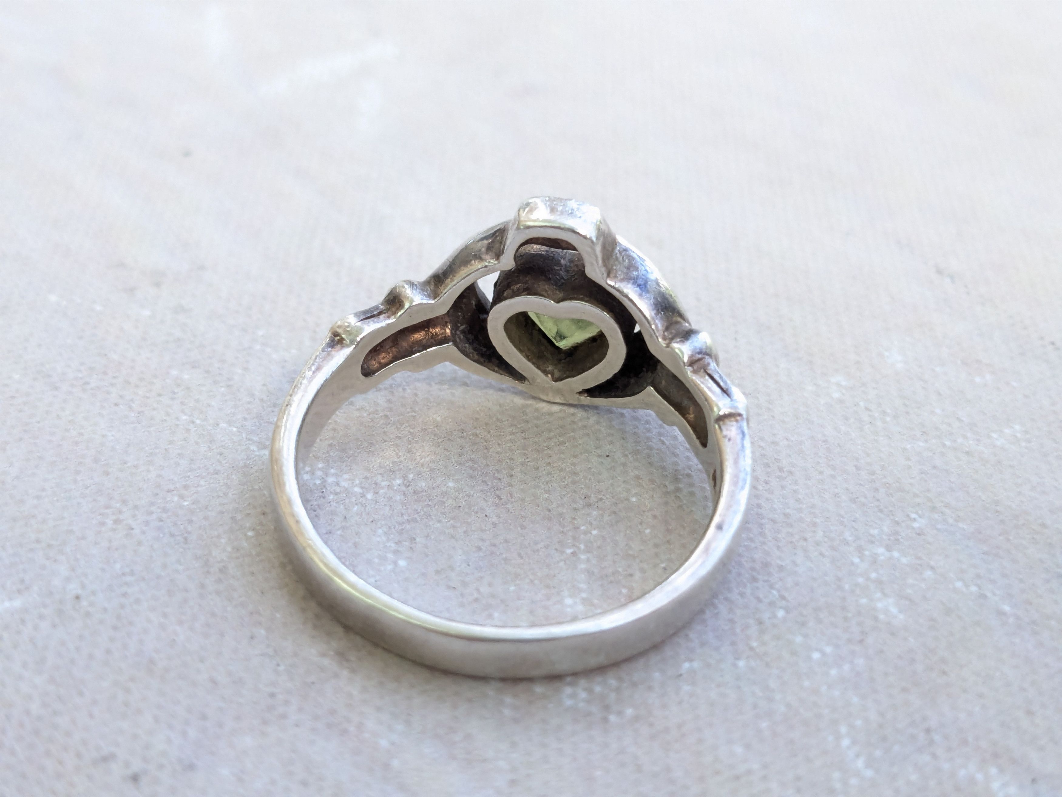 Jewelry Vintage Sterling Silver Ring Hearts Green Peridot 9 Band Size ONE SIZE - 6 Thumbnail