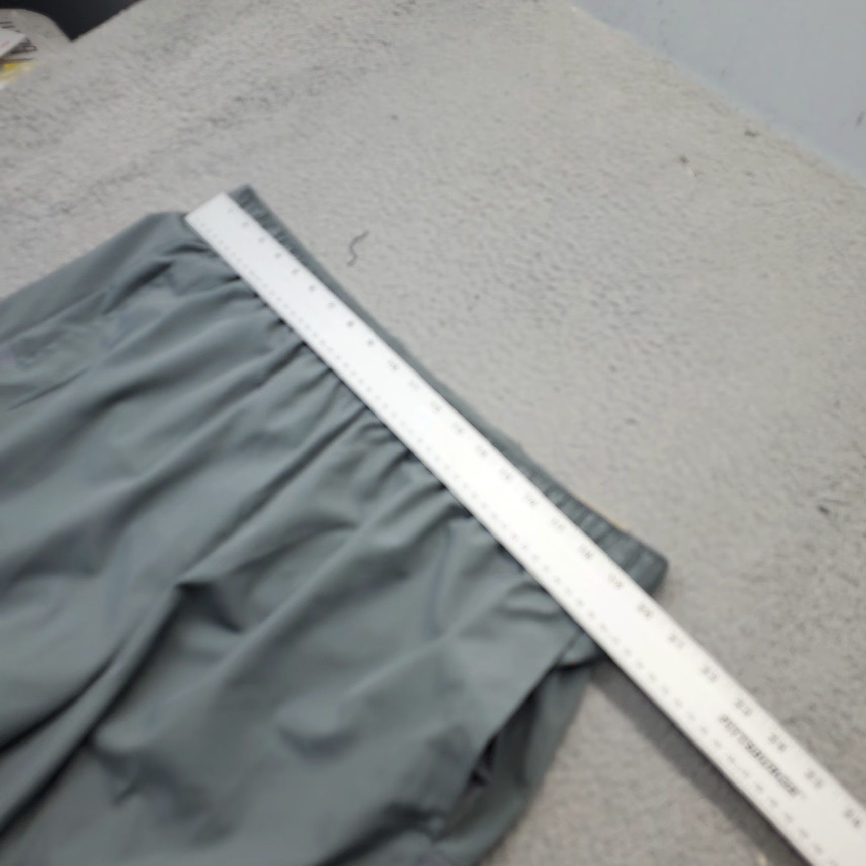 Nike Nike Dri-FIT Challenger Shorts Mens XXL Gray Slit Running Shorts (5" Inseam) Athletic Pockets Size US 39 - 5 Thumbnail