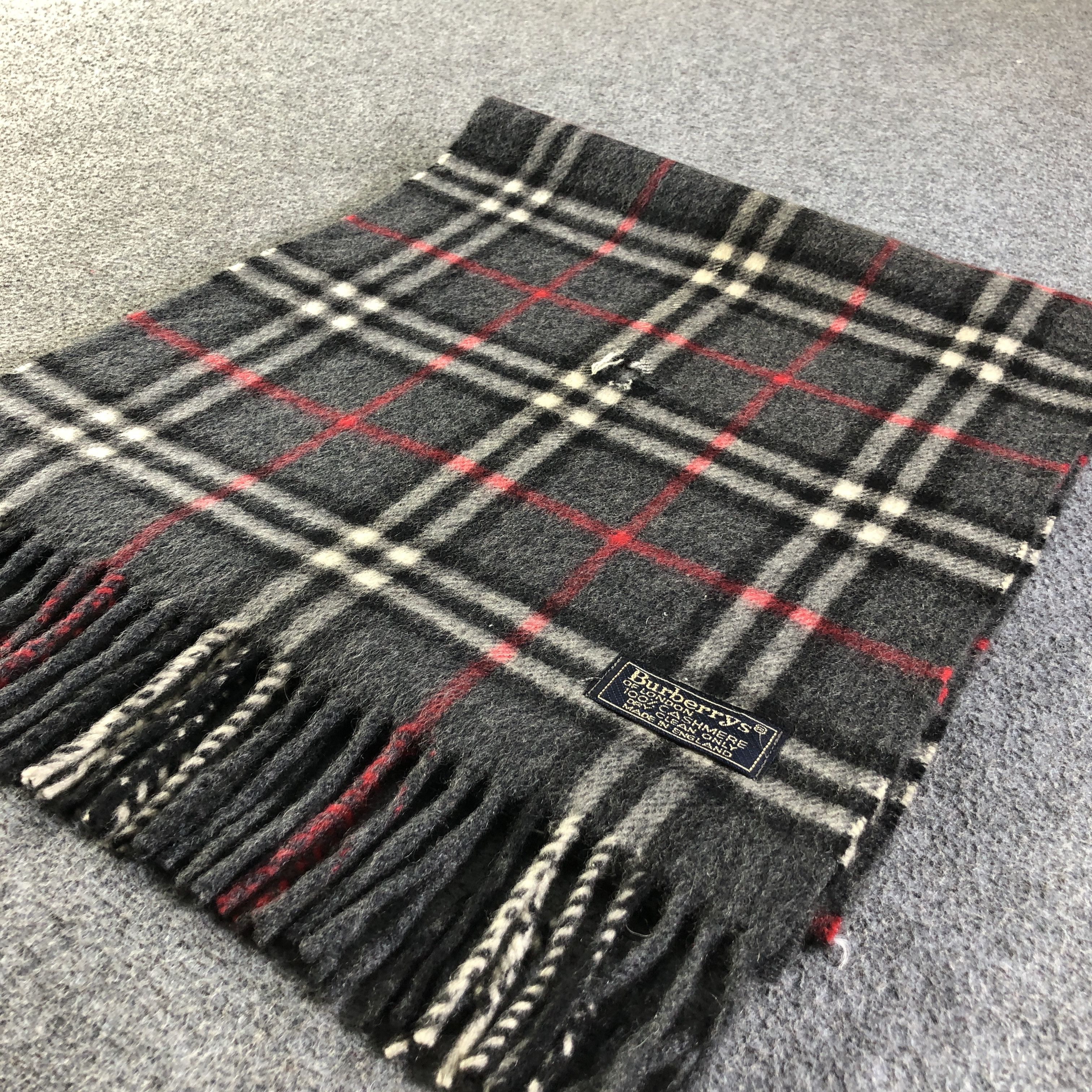 Burberry Burberrys Nova Check Cashmere Scarf Muffler Neckwear V2673 Size ONE SIZE - 3 Thumbnail