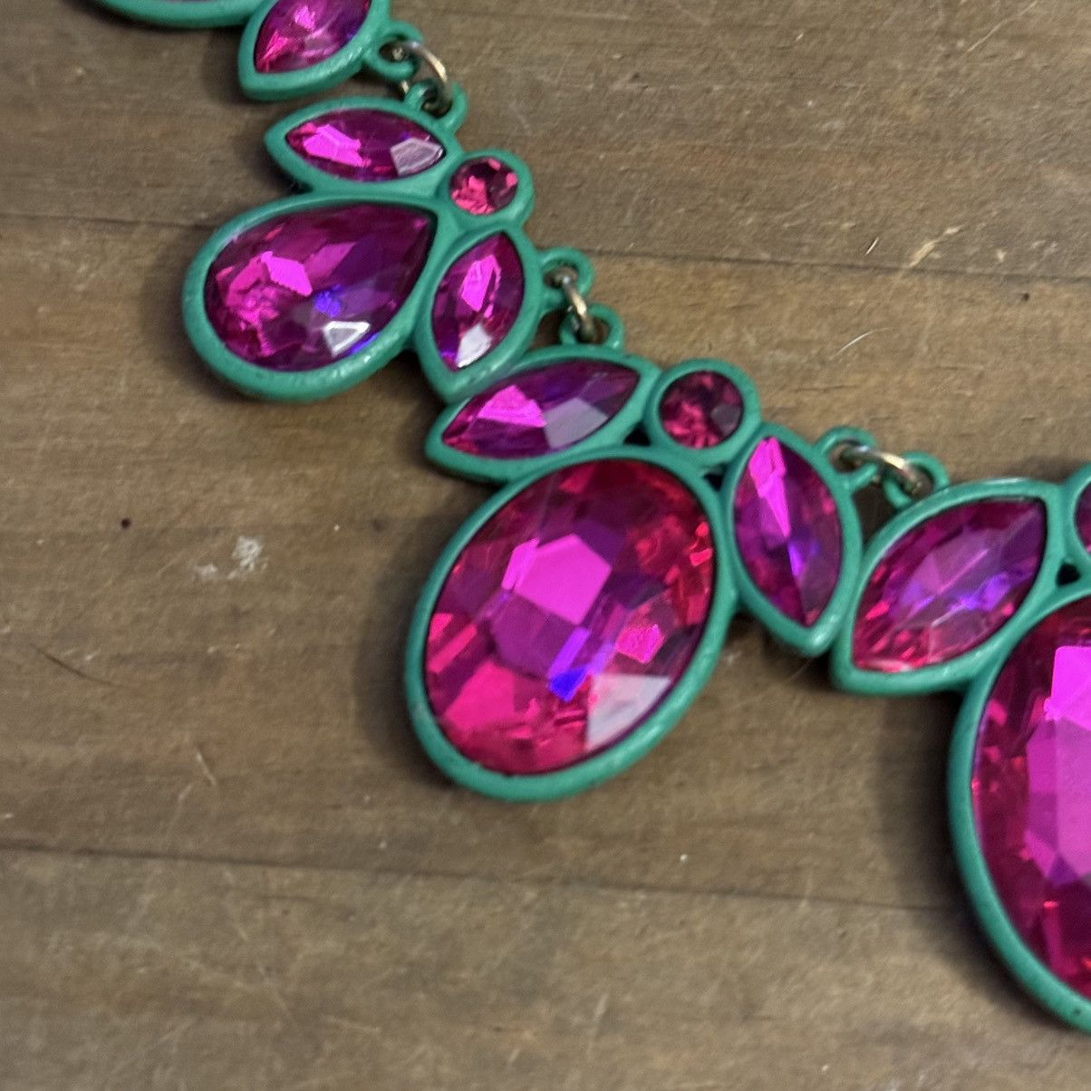 Other Gold tone pink gemstone set in green statement necklace Size ONE SIZE - 4 Thumbnail