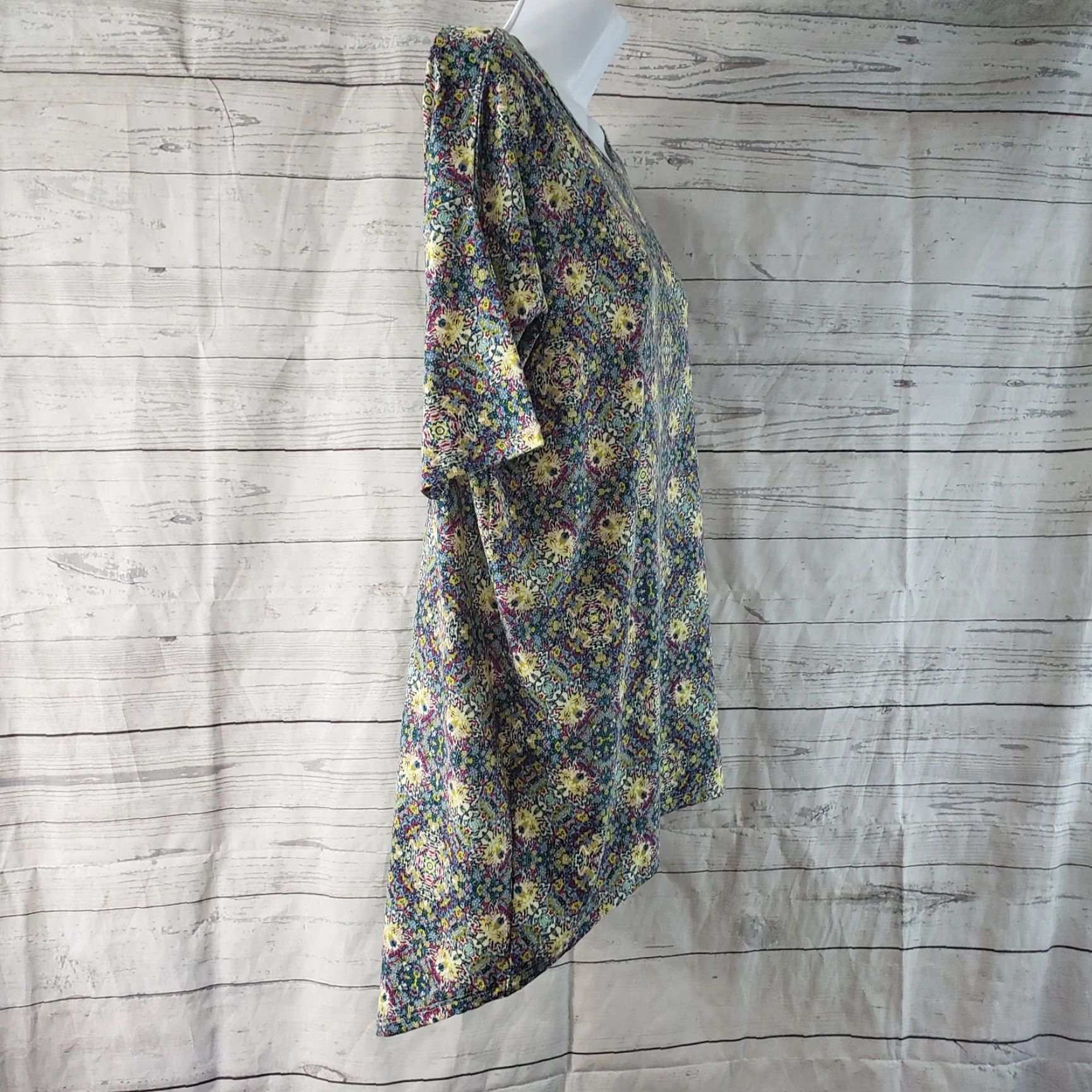 Vintage LuLaRoe Womens Irma Top Sz 2XS Blue Green Kaleidoscope Short Sleeve Shirt Womens 2XS Tunic Casual Pullover Round Neck Polyester Blend Vintage No 90s? Size XXS / US 00 / IT 34 - 2 Thumbnail