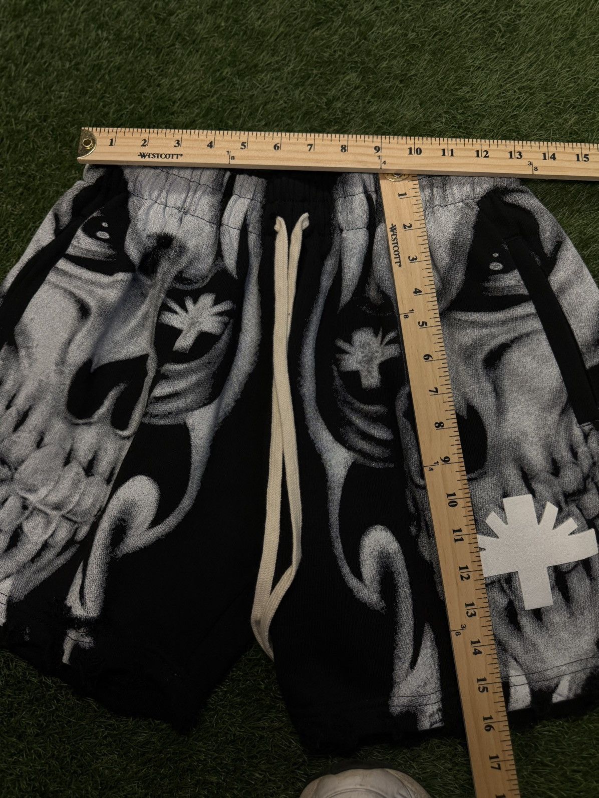 Vertabrae Vertabrae White Black Skeleton Shorts Size M (NEW) Size US 28 / EU 44 - 10 Thumbnail