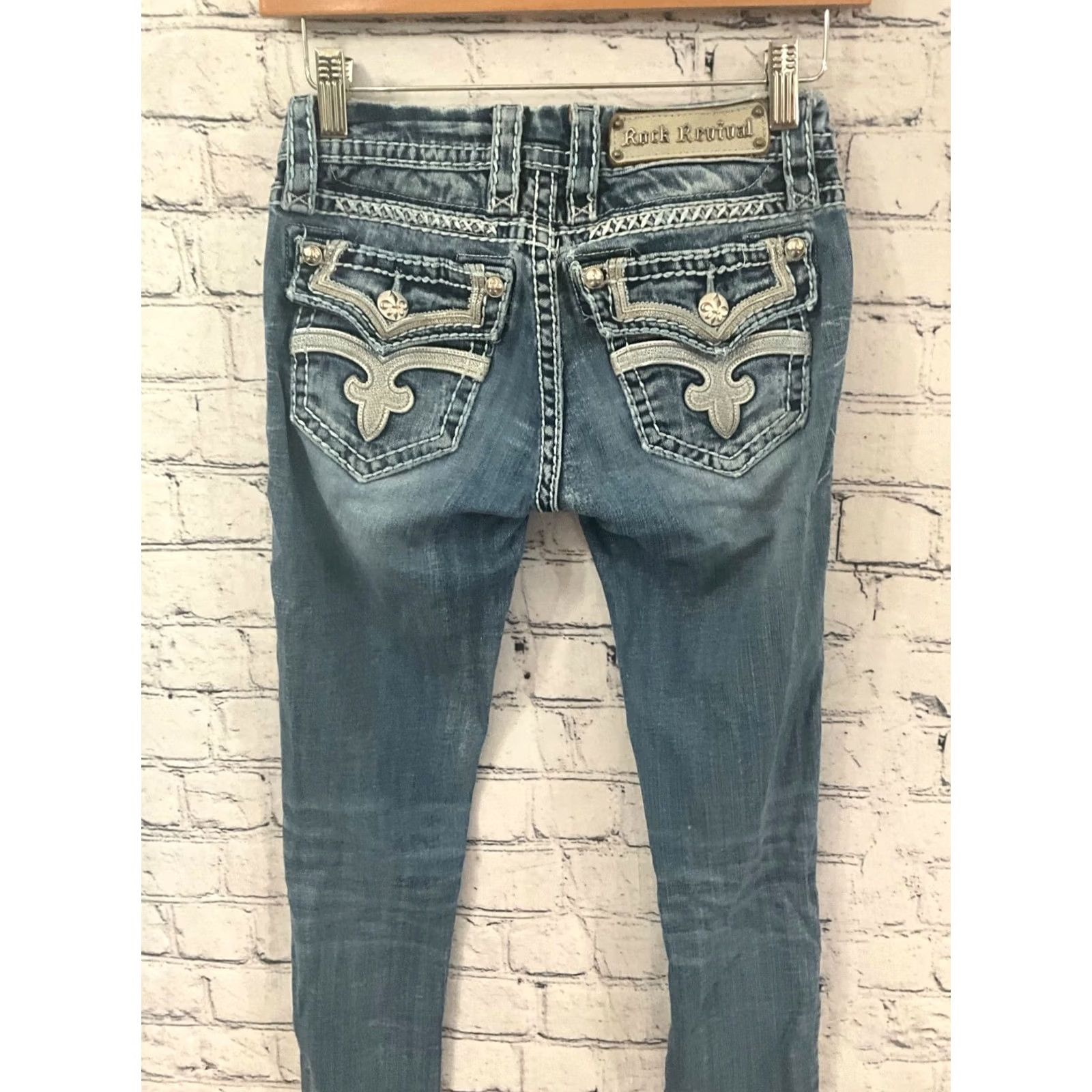 Vintage Rock Revival Women's 25 Essie Skinny Jeans Distressed Blue Denim Low Rise 5-Pocket Cotton Elastin Zip Inseam 29"} Size 42" / US 20 - 3 Thumbnail