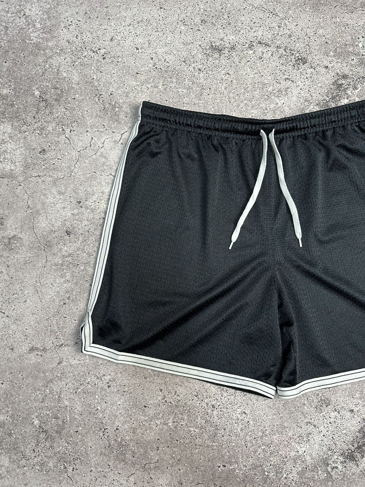 Other VINTAGE NIKE Y2K MESH SHORTS EMBROIDERED SWOOSH BLACK 90s Size US 33 - 2 Thumbnail