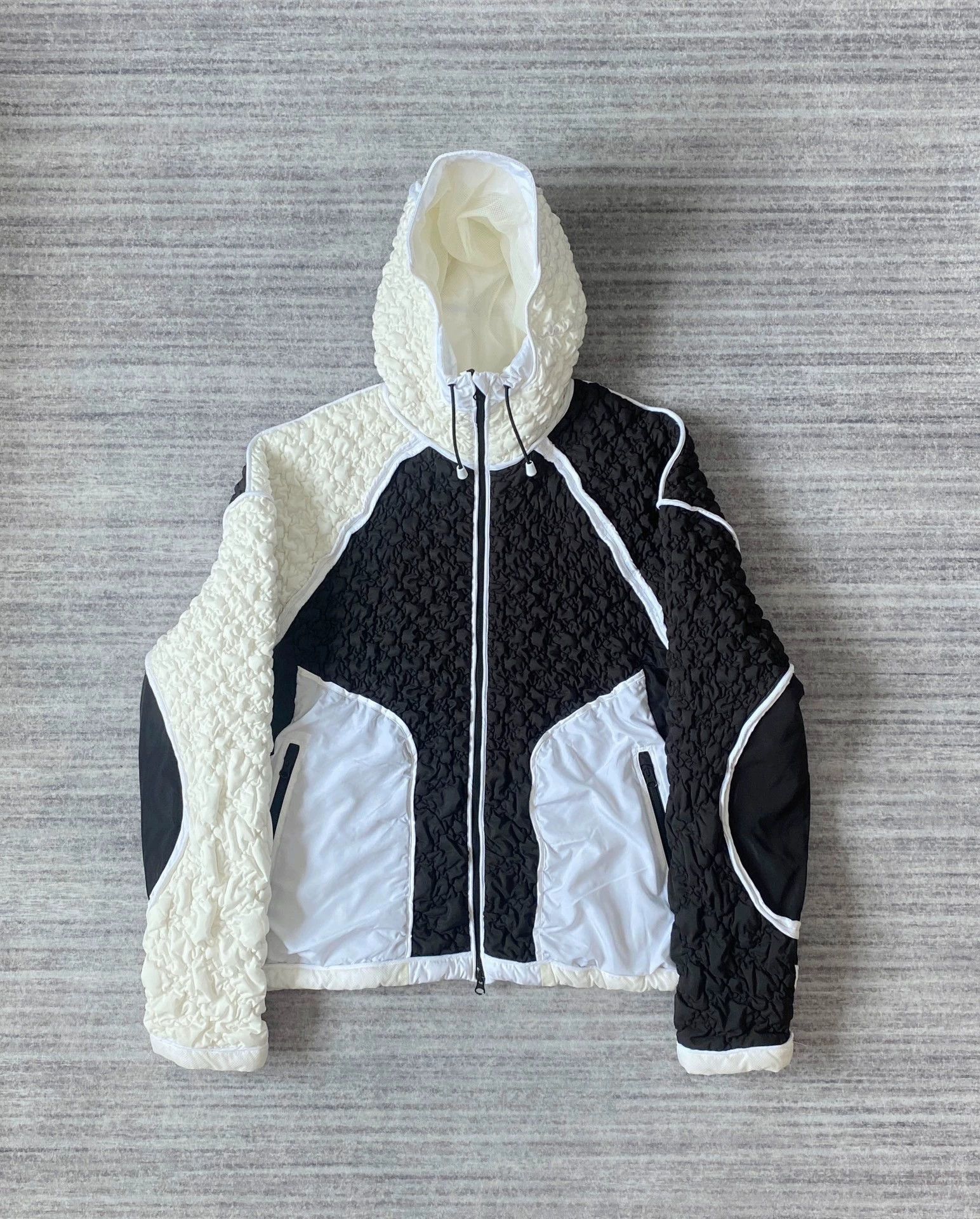 Kusikohc Kusikohc Black & White Irregular Pleated Decon Down Coat Size L / US 10 / IT 46 - 1 Thumbnail
