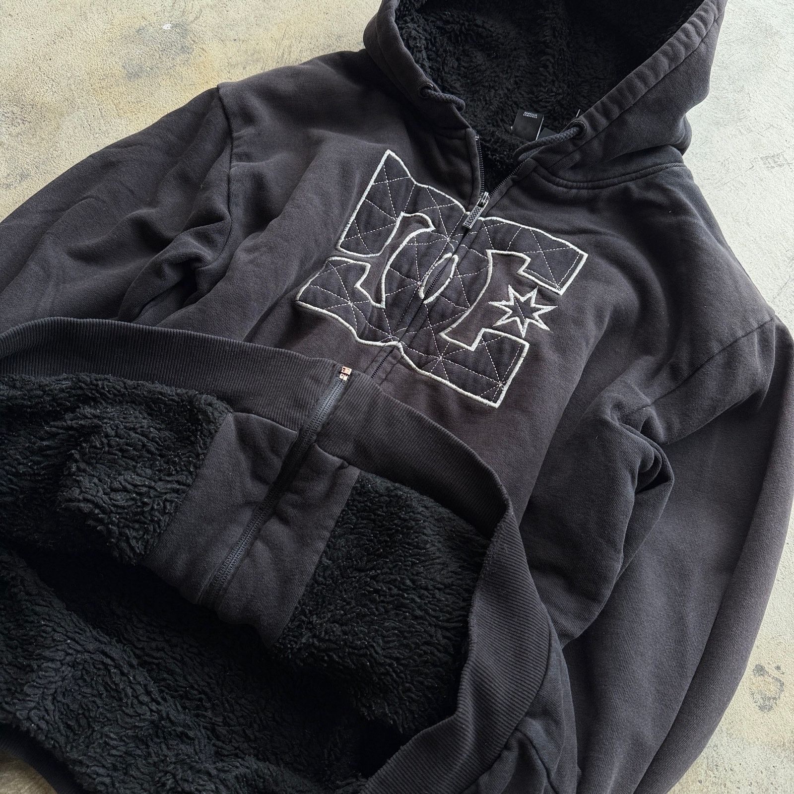 DC Vintage Y2K DC Shoes Black Zip Up Hoodie Sherpa Lined Skater Size US L / EU 52-54 / 3 - 2 Thumbnail