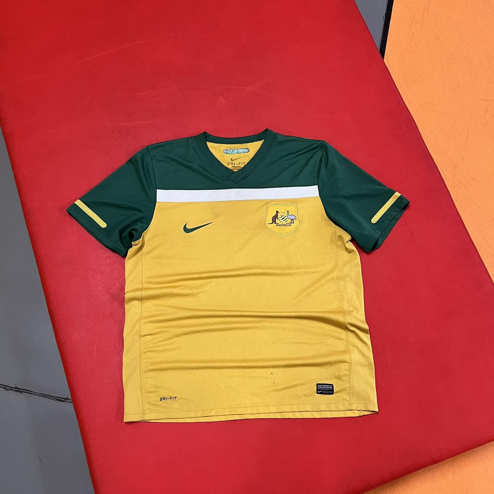 Nike Australia soccer football shirt Nike jersey 2010 2011 home Size US L / EU 52-54 / 3 - 1 Thumbnail