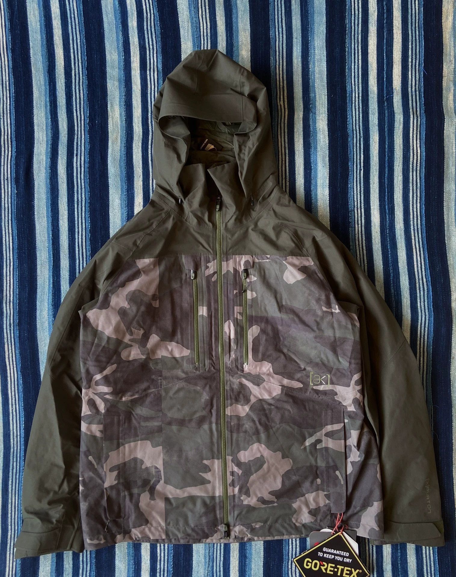 Burton Multi Camo Hooded GORE-TEX Jacket XL Size US XL / EU 56 / 4 - 1 Thumbnail