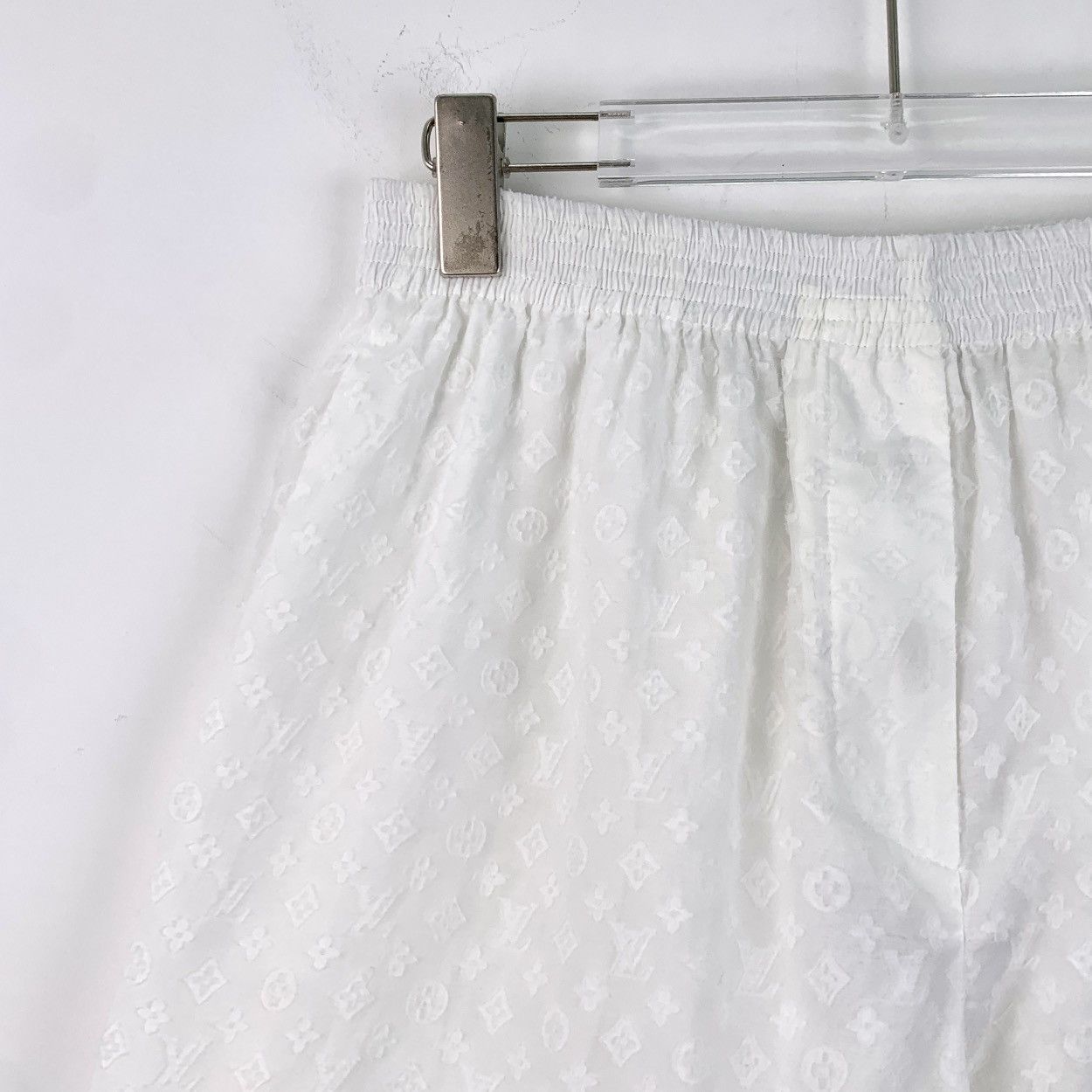Louis Vuitton Louis Vuitton Embossed Logo All-over Print Shorts K26WX Size 27" / US 4 / IT 40 - 3 Thumbnail