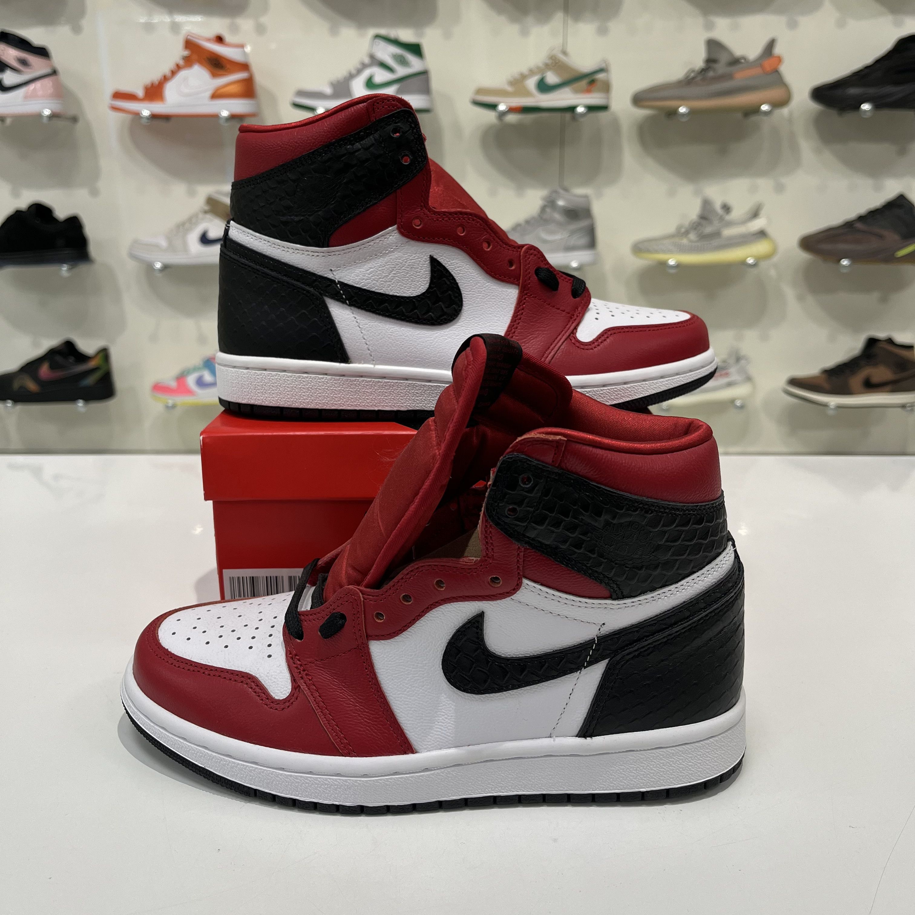 Nike Air Jordan 1 Retro High Satin Snake Chicago (W) Size US 6.5 / IT 36.5 - 1 Thumbnail