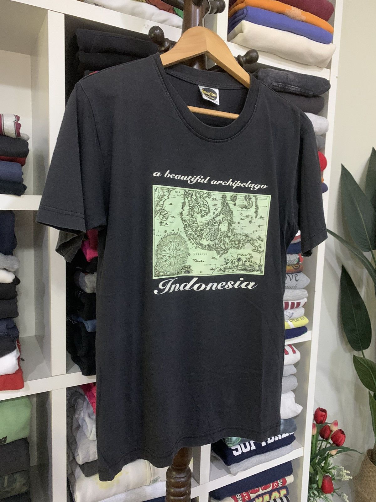 Vintage Vintage Indonesian T-Shirt Size US M / EU 48-50 / 2 - 4 Thumbnail