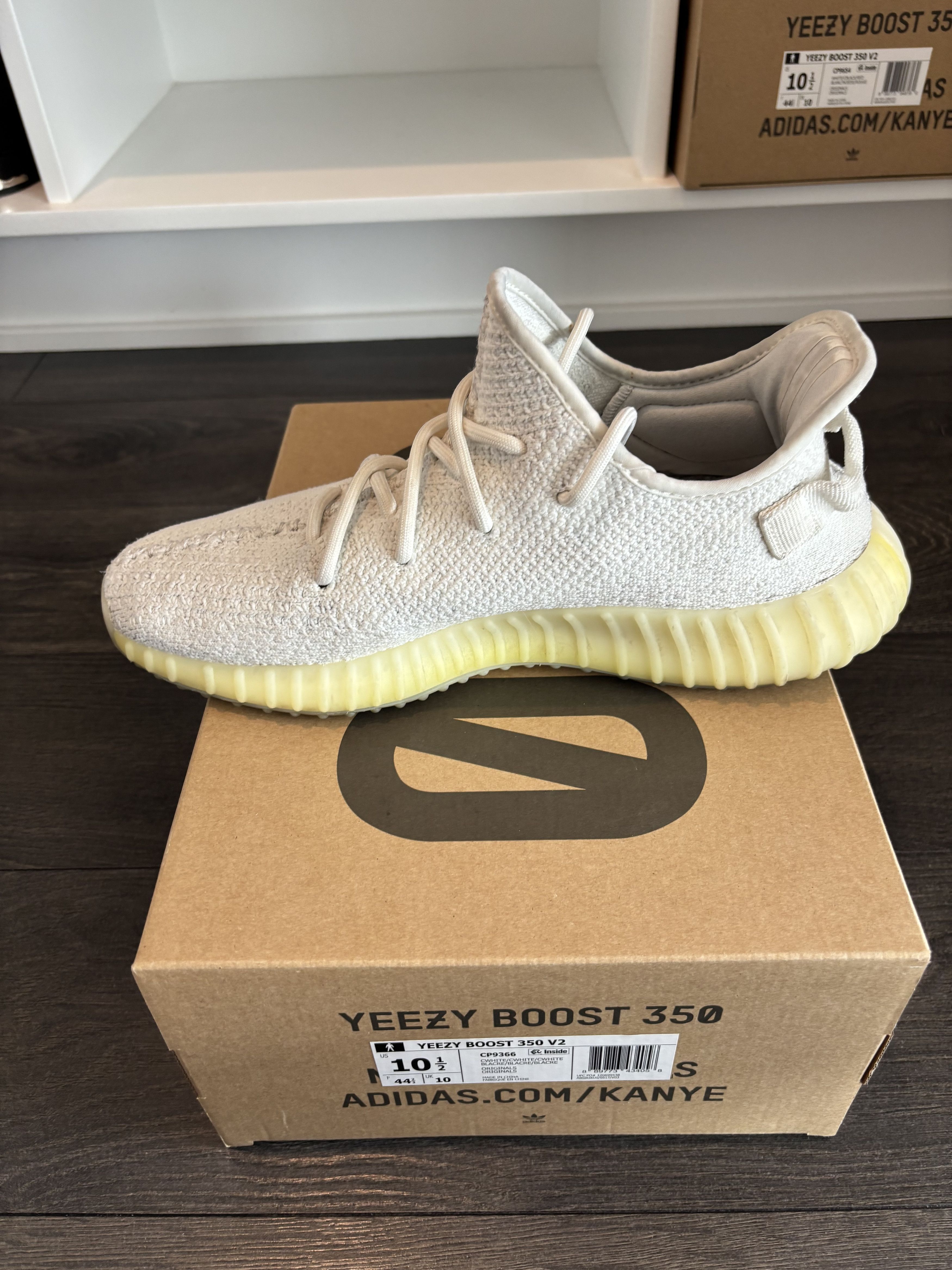 Yeezy Yeezy Boost 350 V2 Triple White Size US 10.5 / EU 43-44 - 10 Thumbnail
