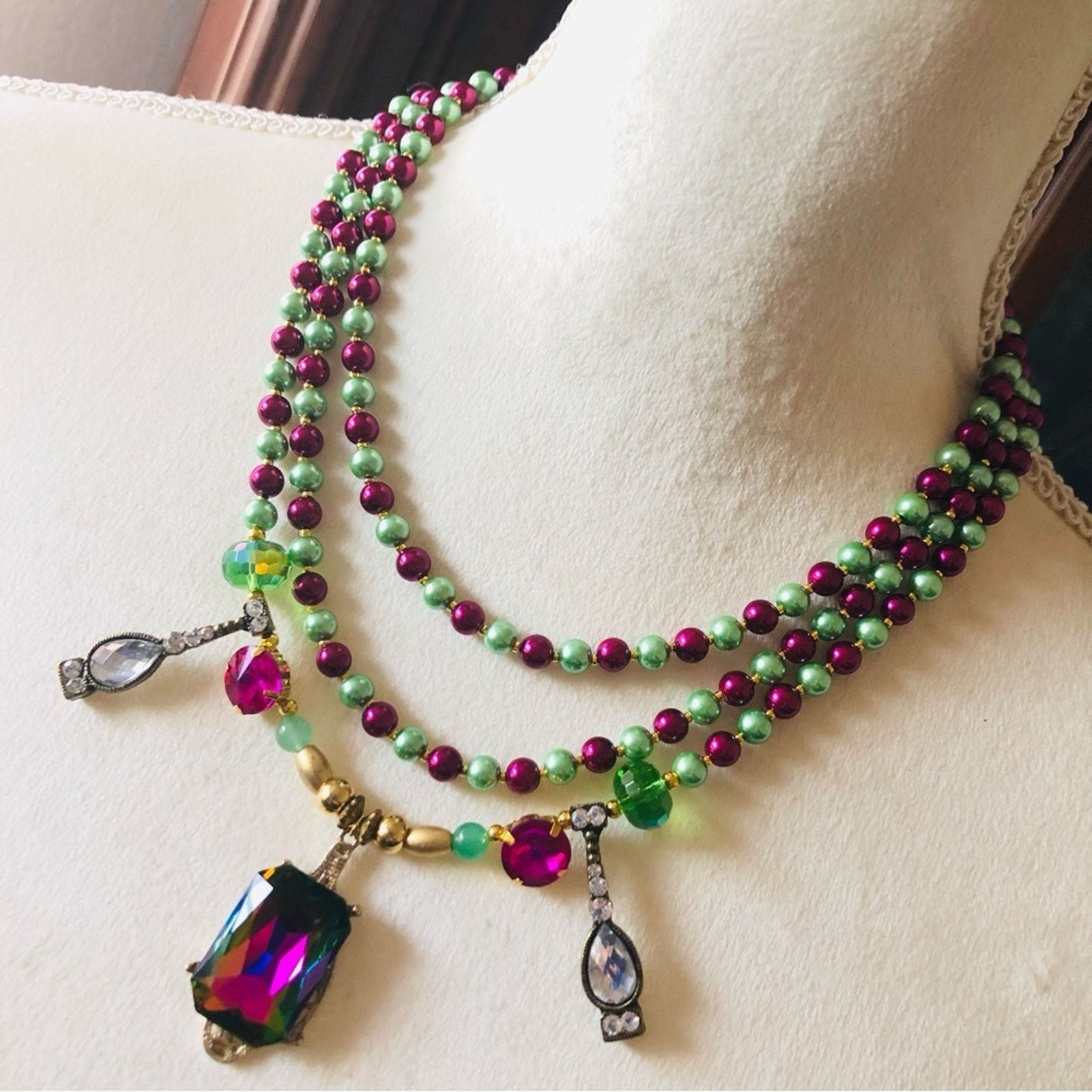 Handmade Handcrafted repurpose fuchsia and green glass Pearl necklace Size ONE SIZE - 1 Thumbnail