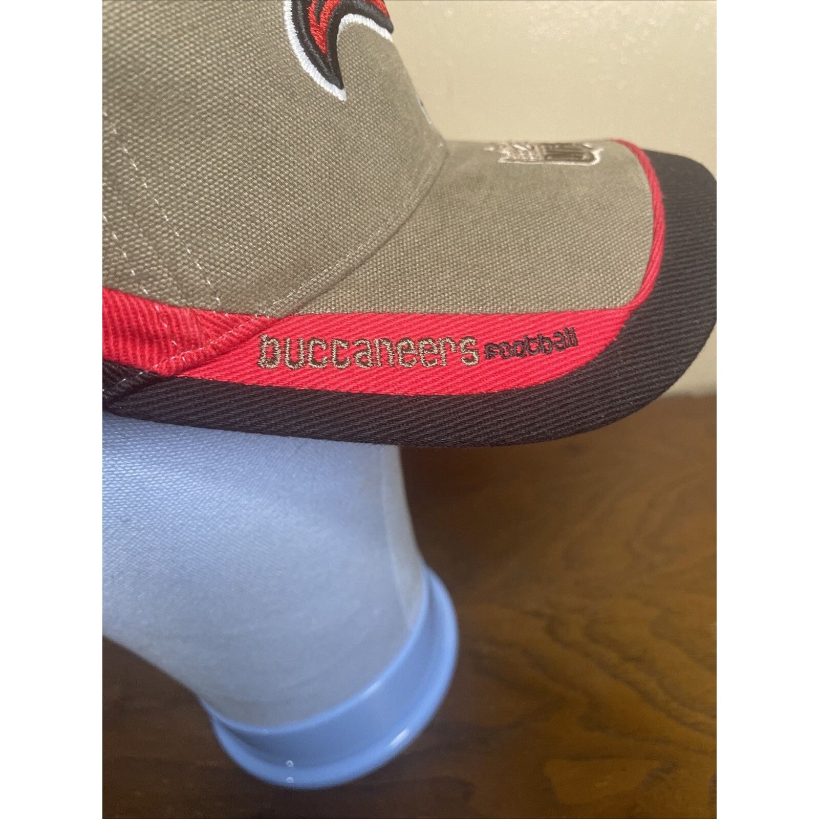 Reebok VTG Reebok Tampa Bay Buccaneers Adjustable NFL NWOT Size US L / EU 52-54 / 3 - 6 Thumbnail