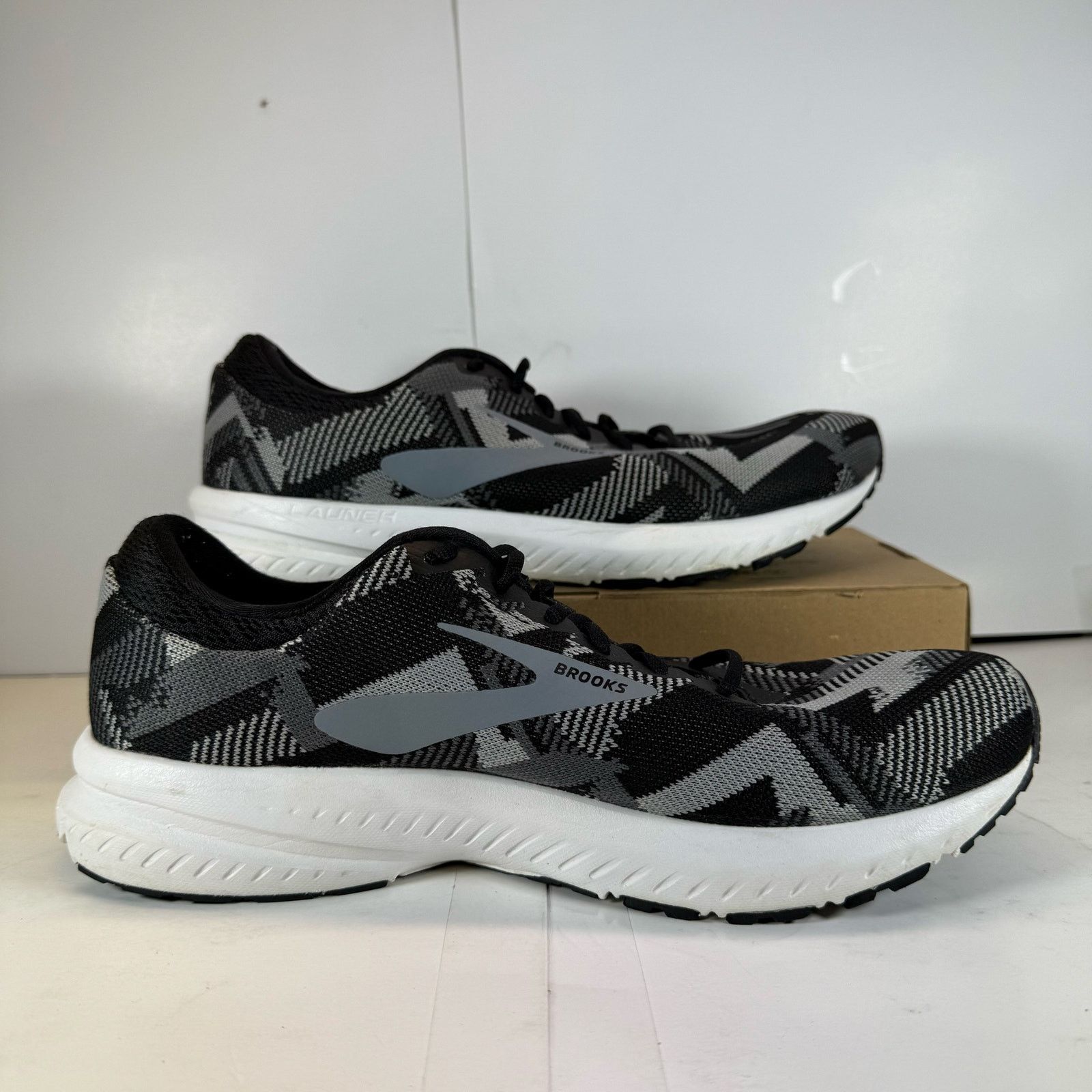 Brooks Brooks Launch Running Shoes White/Black Size 10 Women Size US 10 / IT 40 - 2 Thumbnail