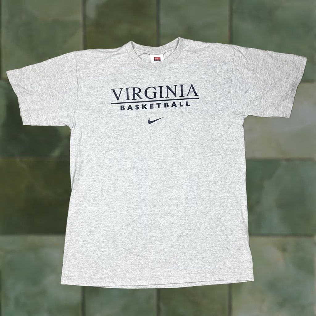 Nike VINTAGE Nike Virginia Basketball Front Spellout Graphic T-Shirt Medium Mens Gray Crew Neck Short Sleeve Size US M / EU 48-50 / 2 - 1 Thumbnail