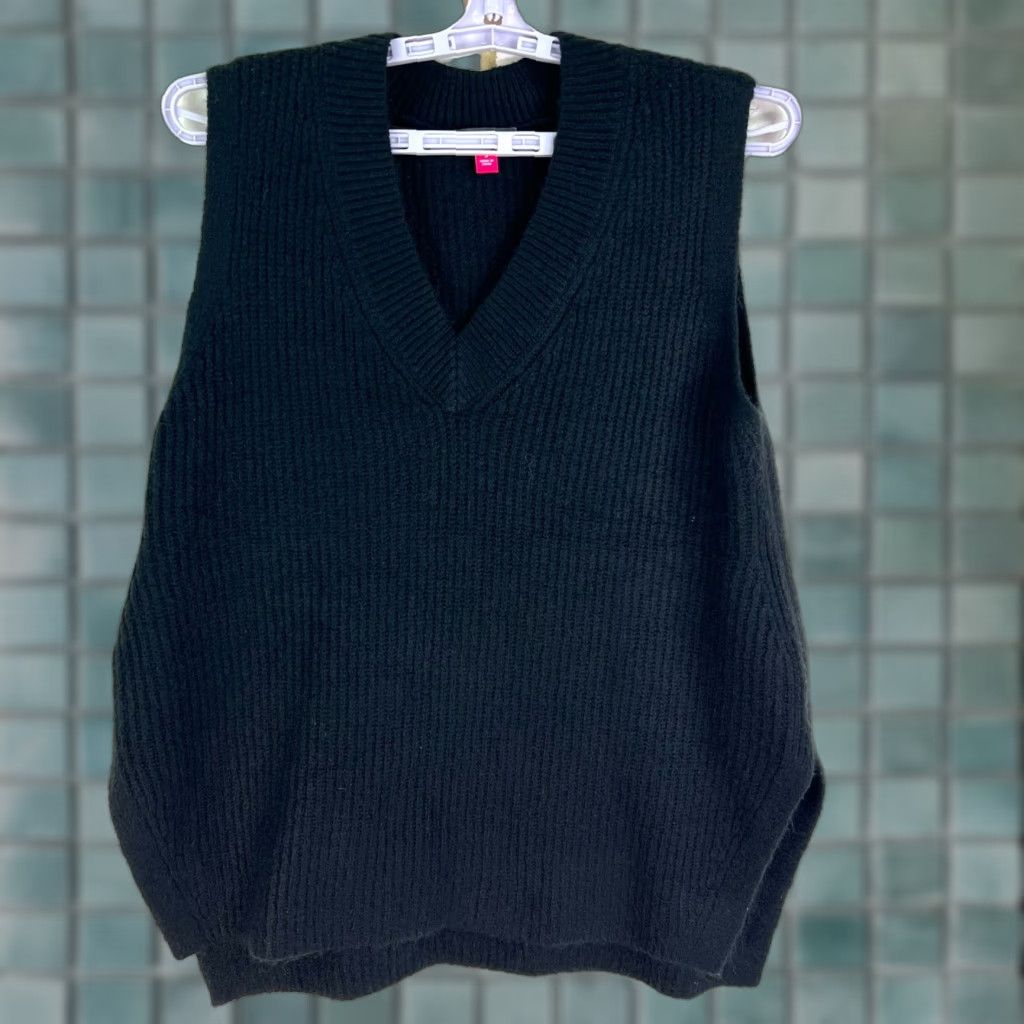 Vince Camuto Vince Camuto V Neck Ribbed Sweater Vest Womens S Black Vest Slim-Fit N/A Size S / US 4 / IT 40 - 1 Thumbnail