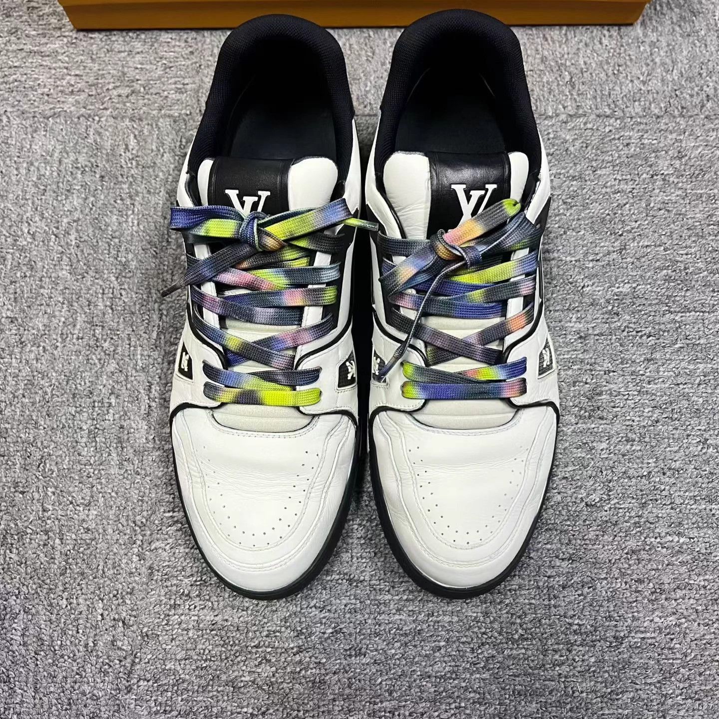 Louis Vuitton Louis Vuitton White Black Cowhide Low Top Sneaker 8 Size US 8 / EU 41 - 3 Thumbnail