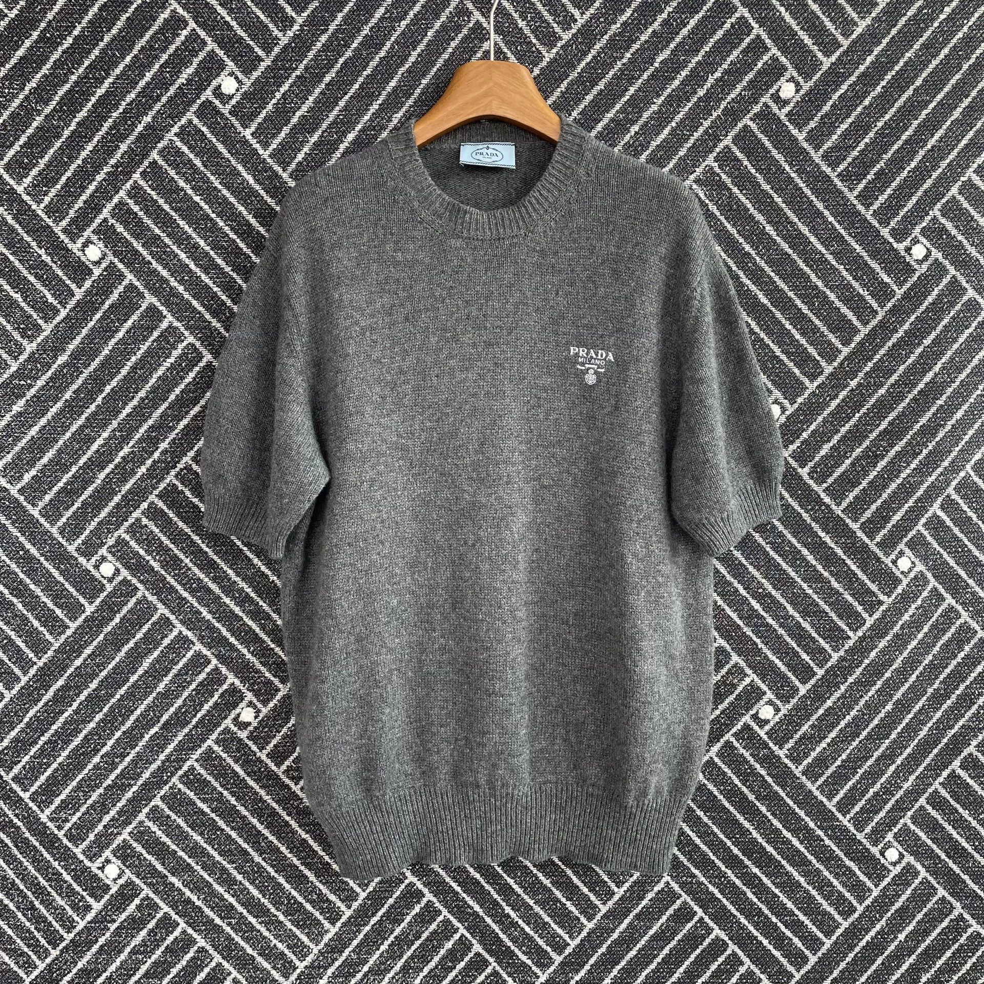 Prada PRADA SS25 Logo Cashmere Gray Crew Short Sleeve Tee 40 Size S / US 4 / IT 40 - 1 Thumbnail