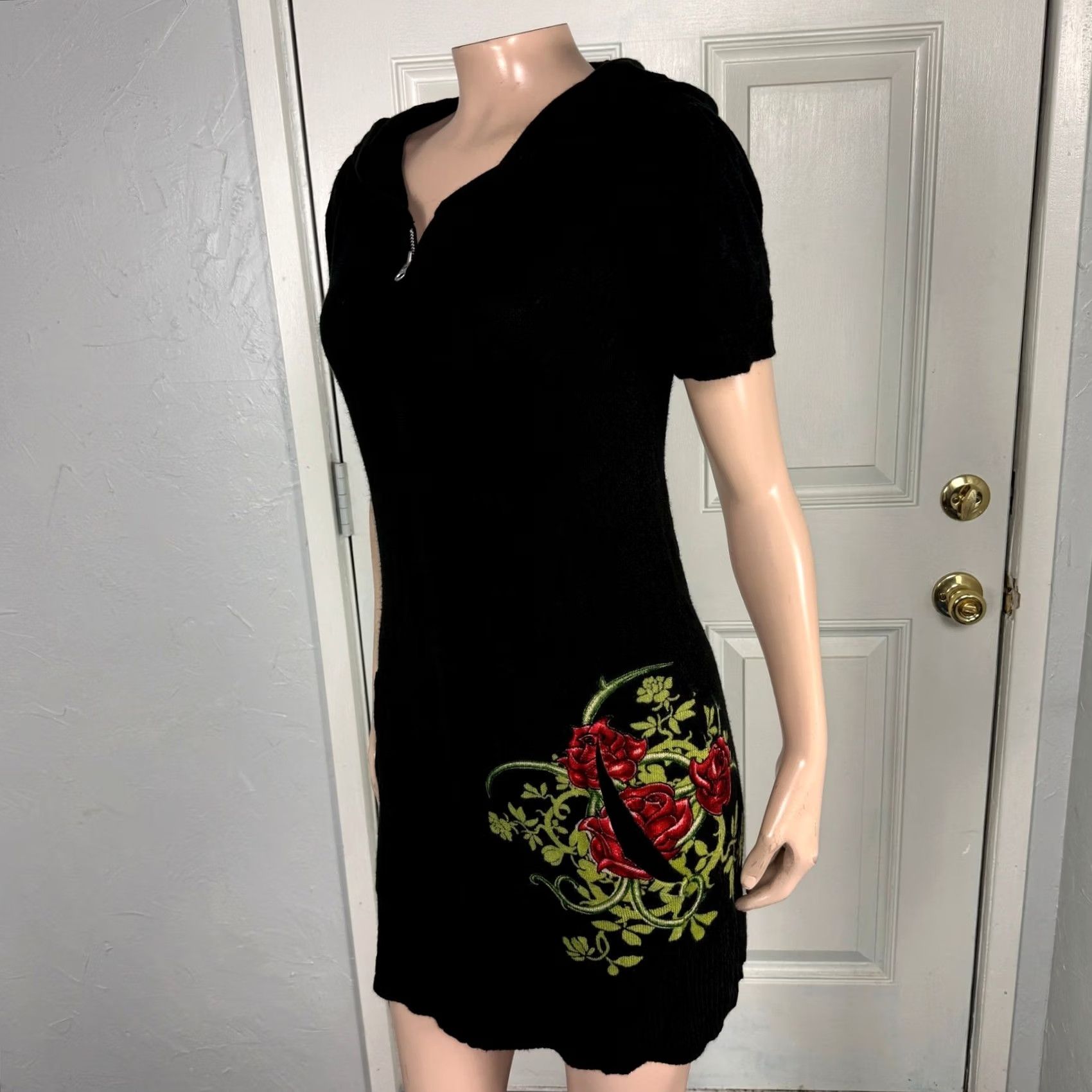 Vintage VINTAGE Floral Y2K Gramm Sweater Dress M Hooded Zip Knit Acrylic Pockets 90s Black Womens Short Sleeve Crew Neck Mini Casual (Bust 32" w/ stretch) Size M / US 6-8 / IT 42-44 - 3 Thumbnail