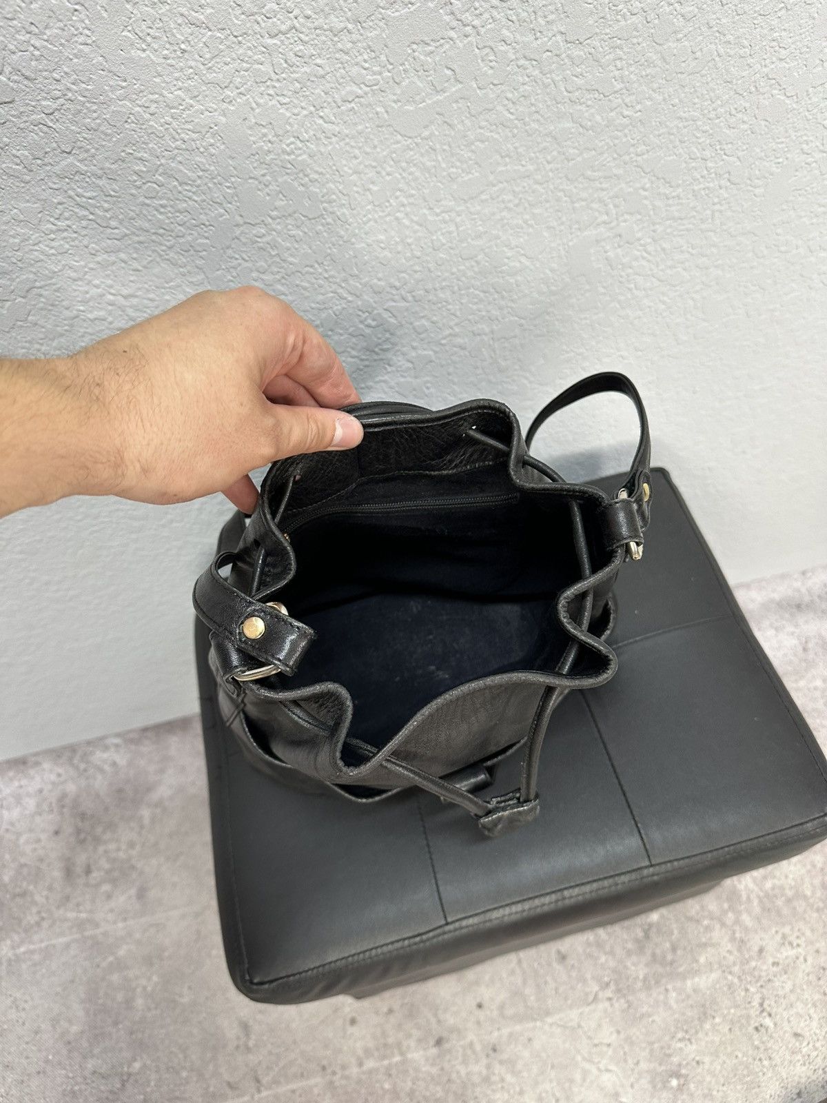 Moschino Vintage Moschino Bucket Bag Leather Black Archival Y2K Size ONE SIZE - 7 Thumbnail