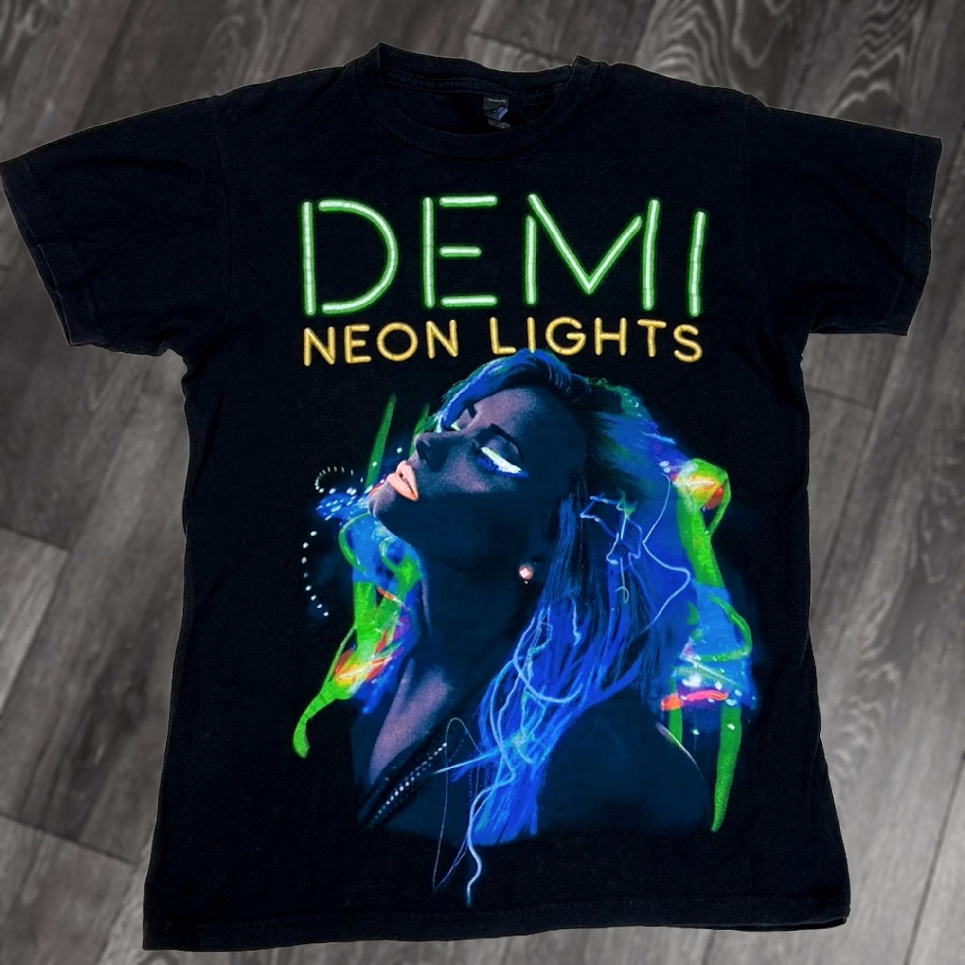 Tultex Demi Lovato Neon Lights Tour 2014 Graphic T-shirt Women Small Black Music Size S / US 4 / IT 40 - 1 Thumbnail