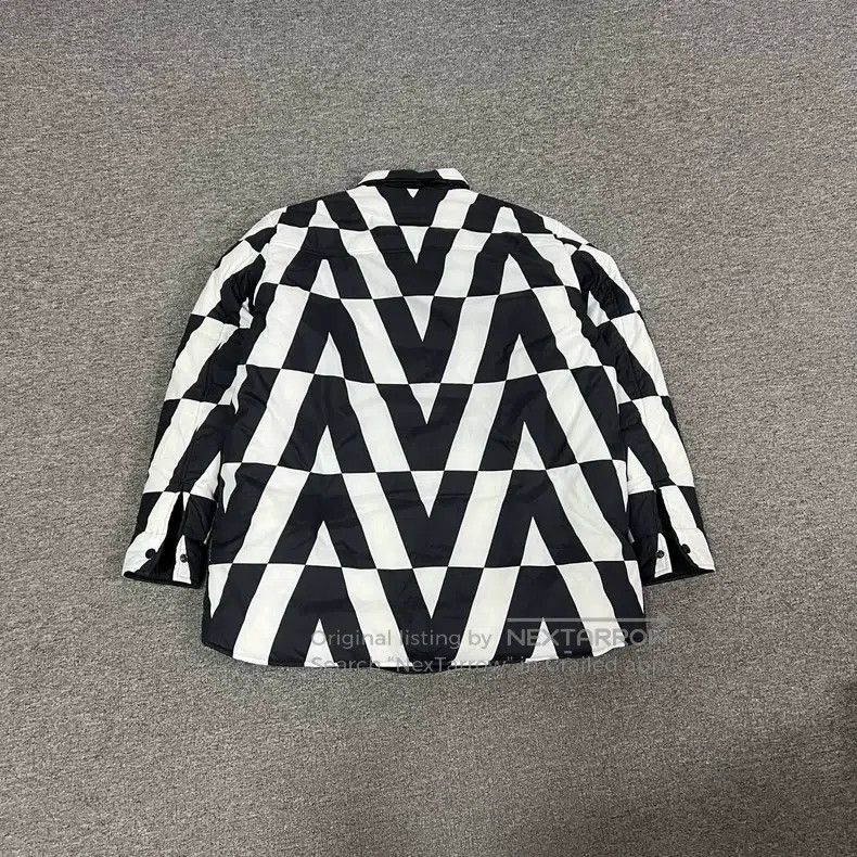 Valentino Valentino Big V full print wears a down jacket jacket on b Size US L / EU 52-54 / 3 - 2 Thumbnail