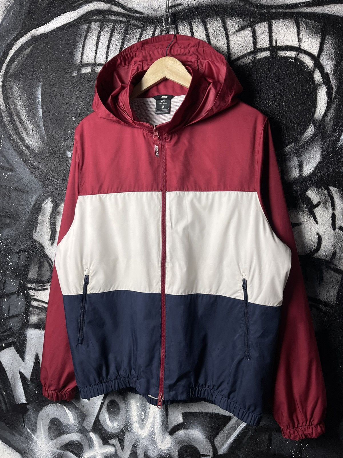 Nike SB Nike SB Windbreaker Hooded Skateboarding Jacket Men’s Size L Size US L / EU 52-54 / 3 - 1 Thumbnail