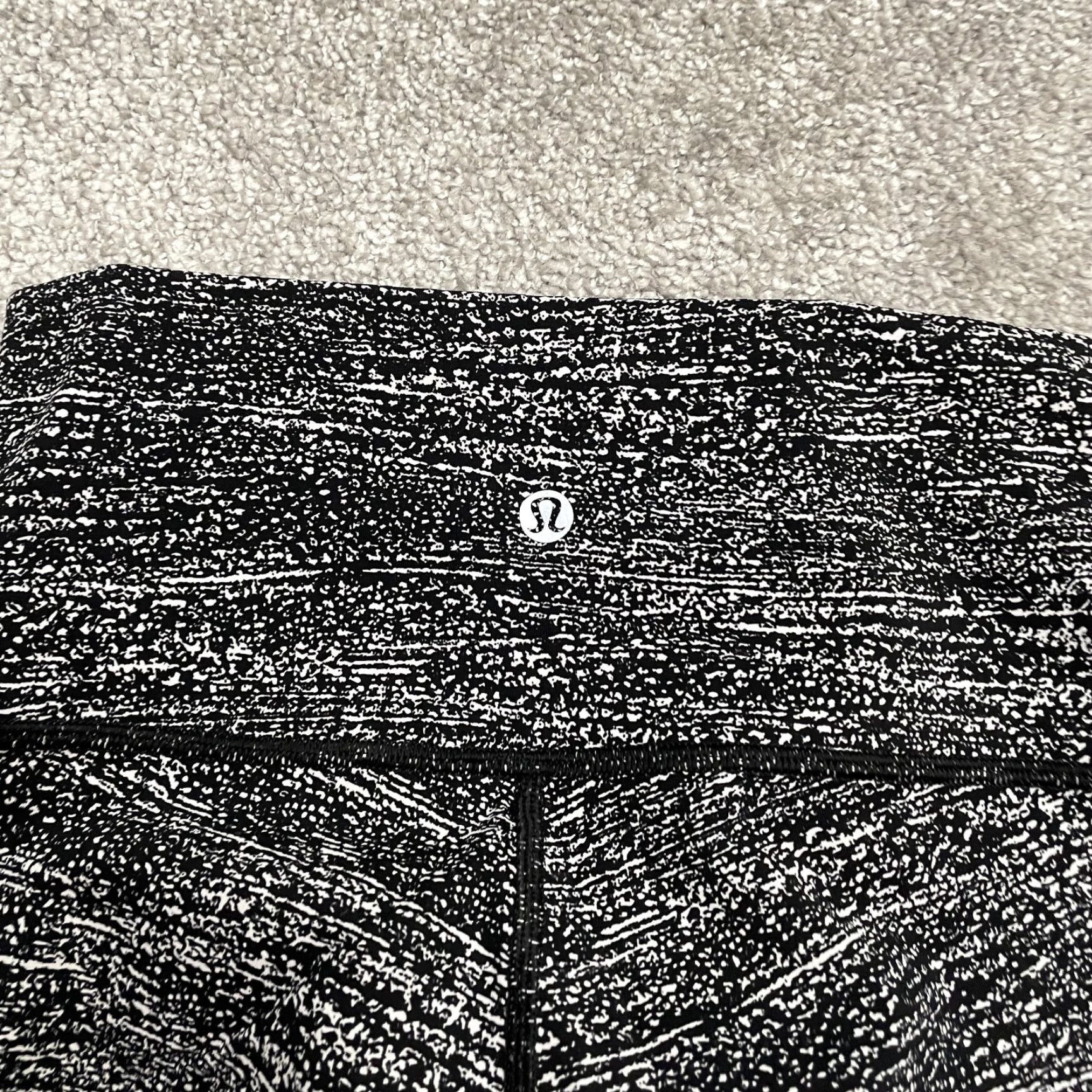 Lululemon Lululemon Athletica Crop Leggings Womens 4 Black Patterned Active 22x16.5 Size 27" / US 4 / IT 40 - 4 Thumbnail