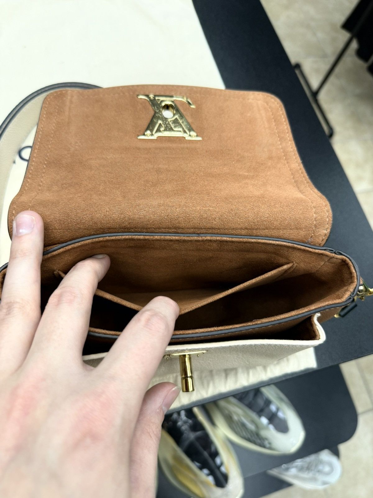 Louis Vuitton AUTHENTIC Louis Vuitton Lockme Tender Calfskin Leather Bag Size ONE SIZE - 16 Thumbnail