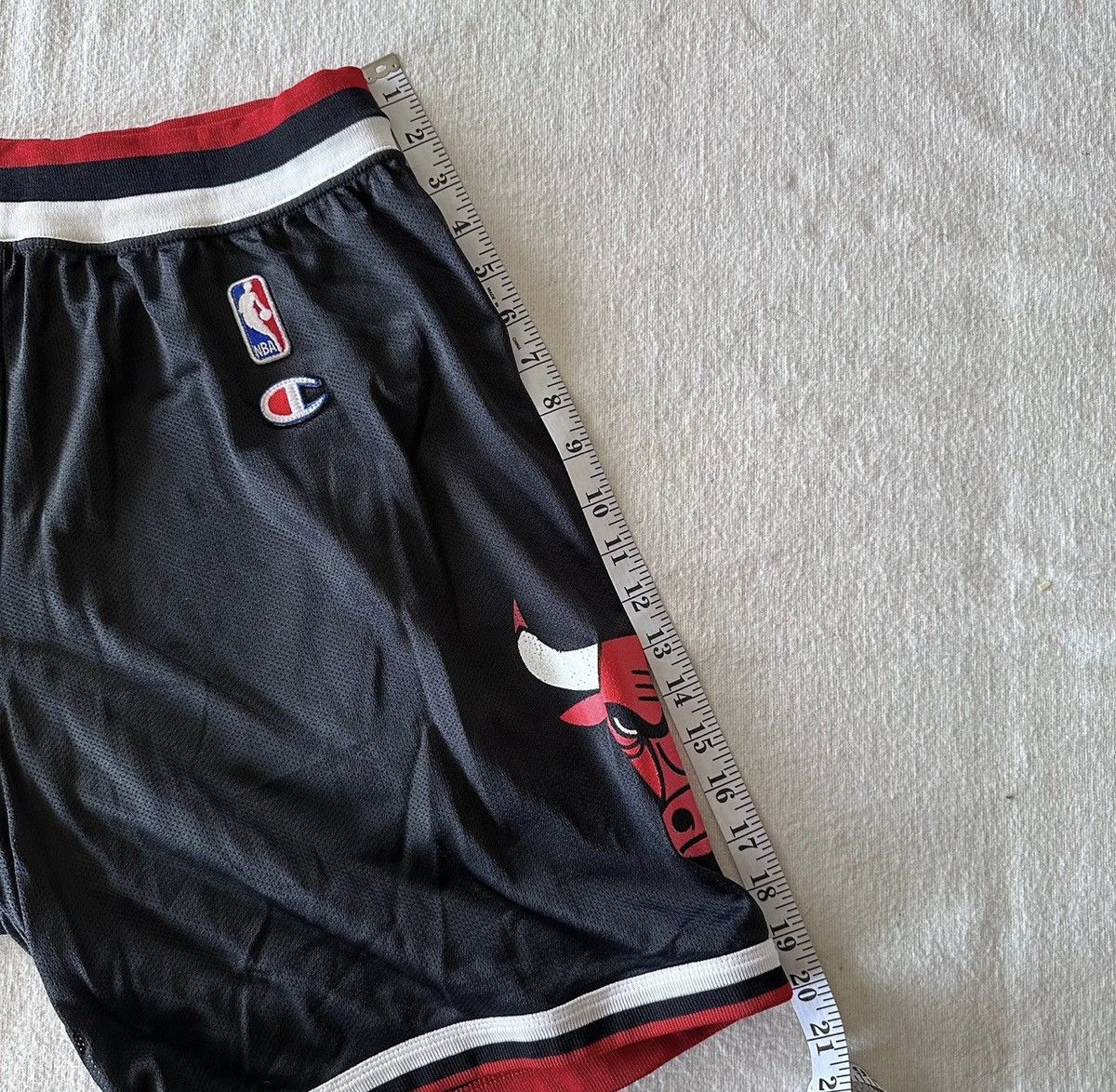 Champion Chicago Bulls Black Champion Shorts NBA 36/38 L NO Pocket Size US 36 / EU 52 - 9 Thumbnail