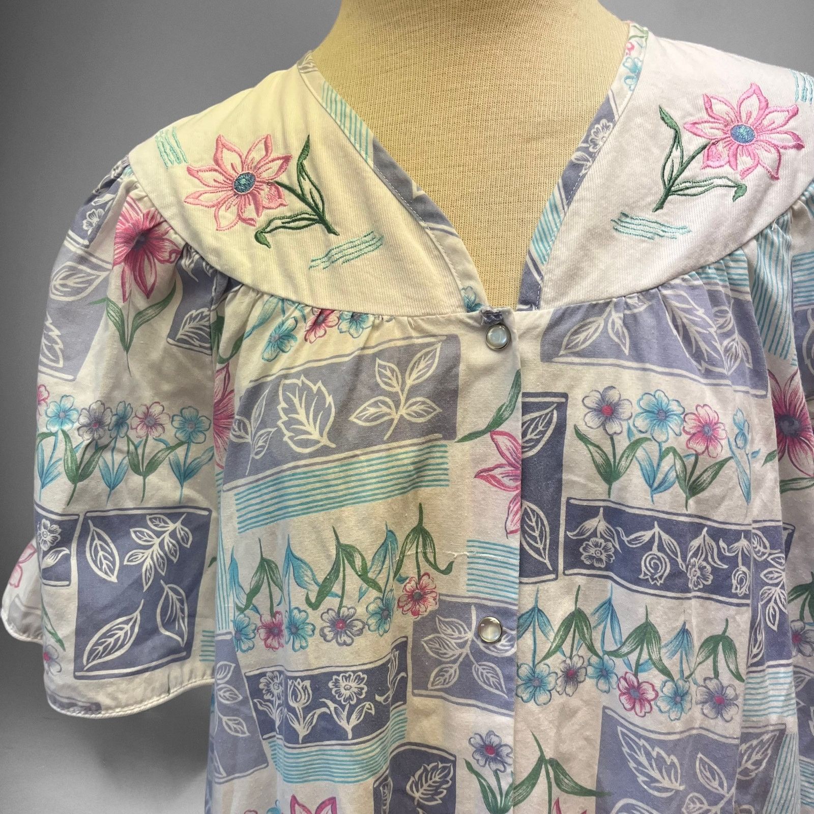 Other Vintage Carriage Court Embroidered Floral Button Granny Gown Size L / US 10 / IT 46 - 7 Thumbnail