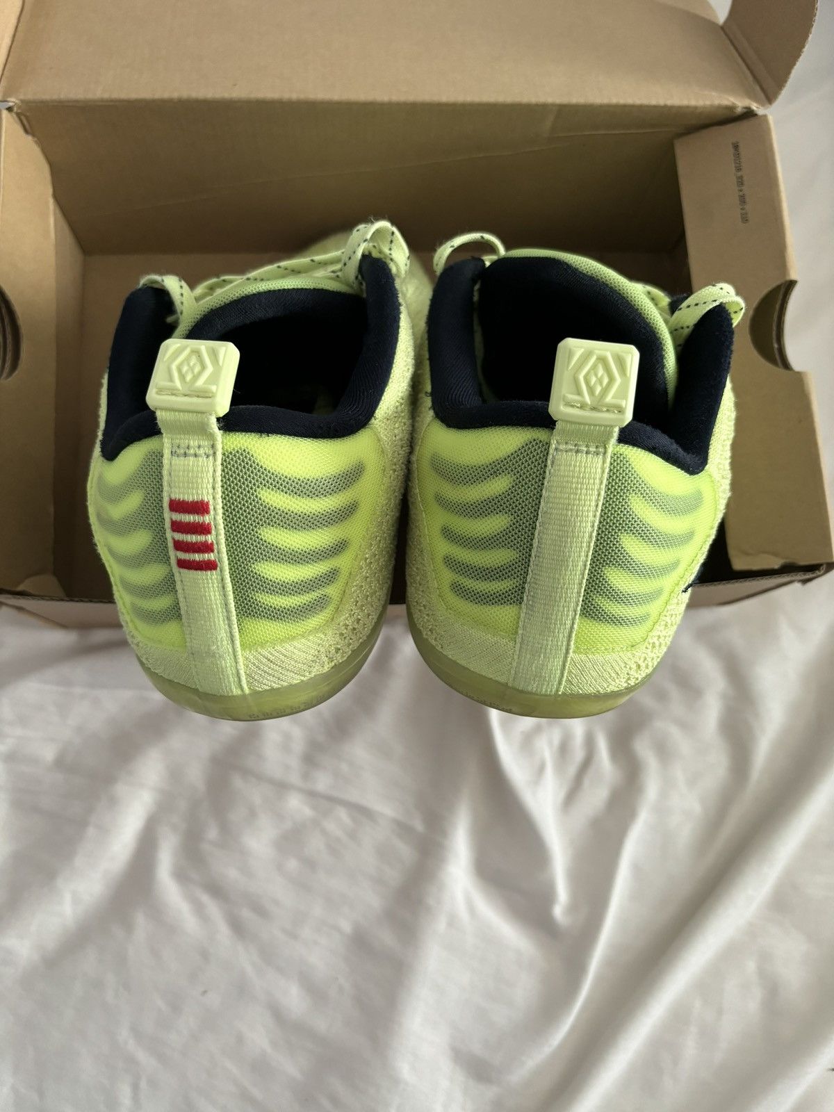 Nike Kobe 11 low ‘Ghost Of Christmas Past’ Size 10 Size US 10 / EU 43 - 2 Thumbnail