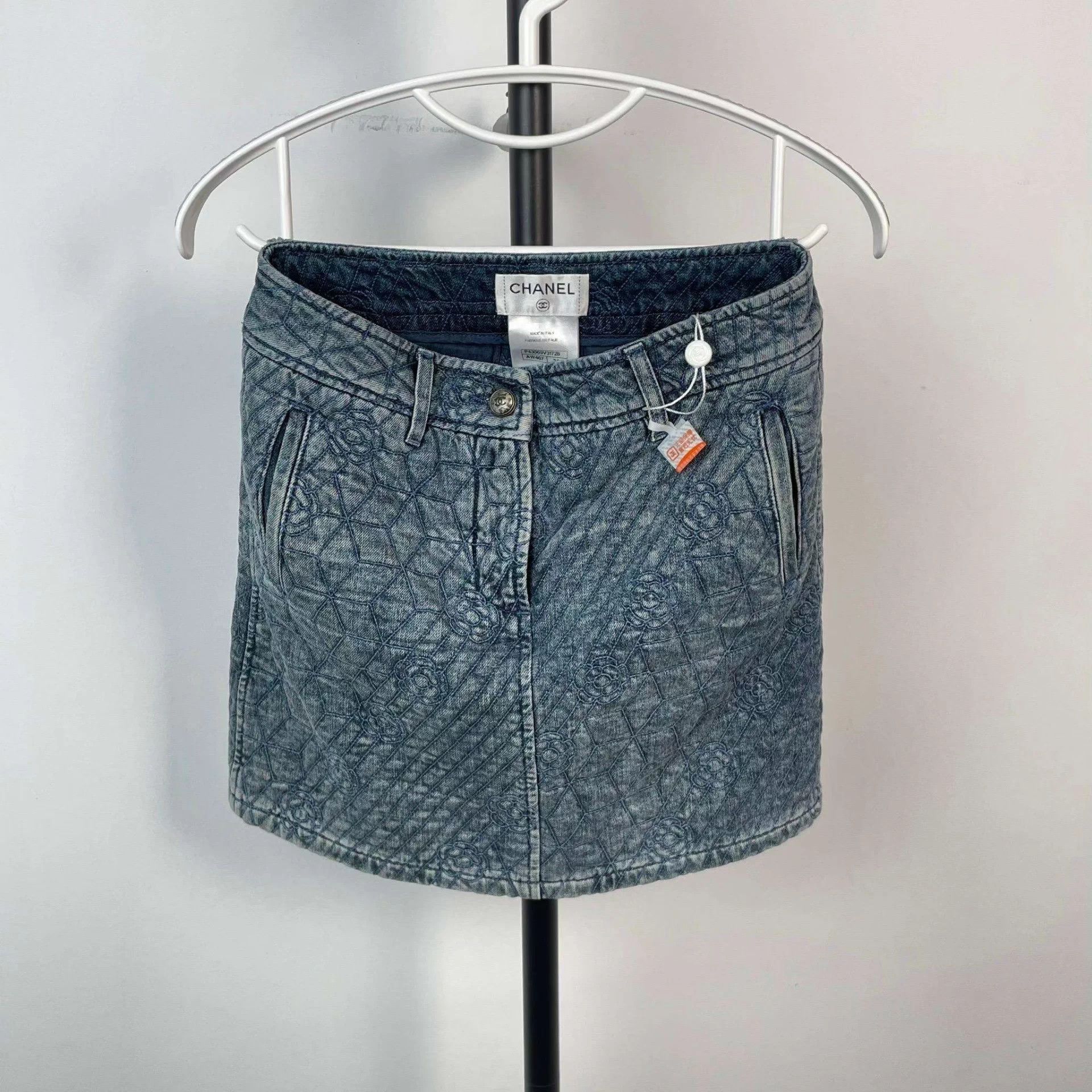 Chanel Chanel Vintage Denim Skirt Blue 34 Size 25" / US 0 / IT 36 - 1 Thumbnail