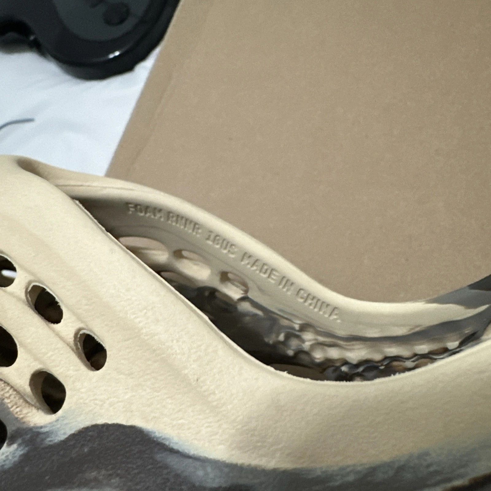Kanye West Size 10 - adidas Yeezy Foam RNNR MX Cream Clay Size US 10 / EU 43 - 8 Thumbnail