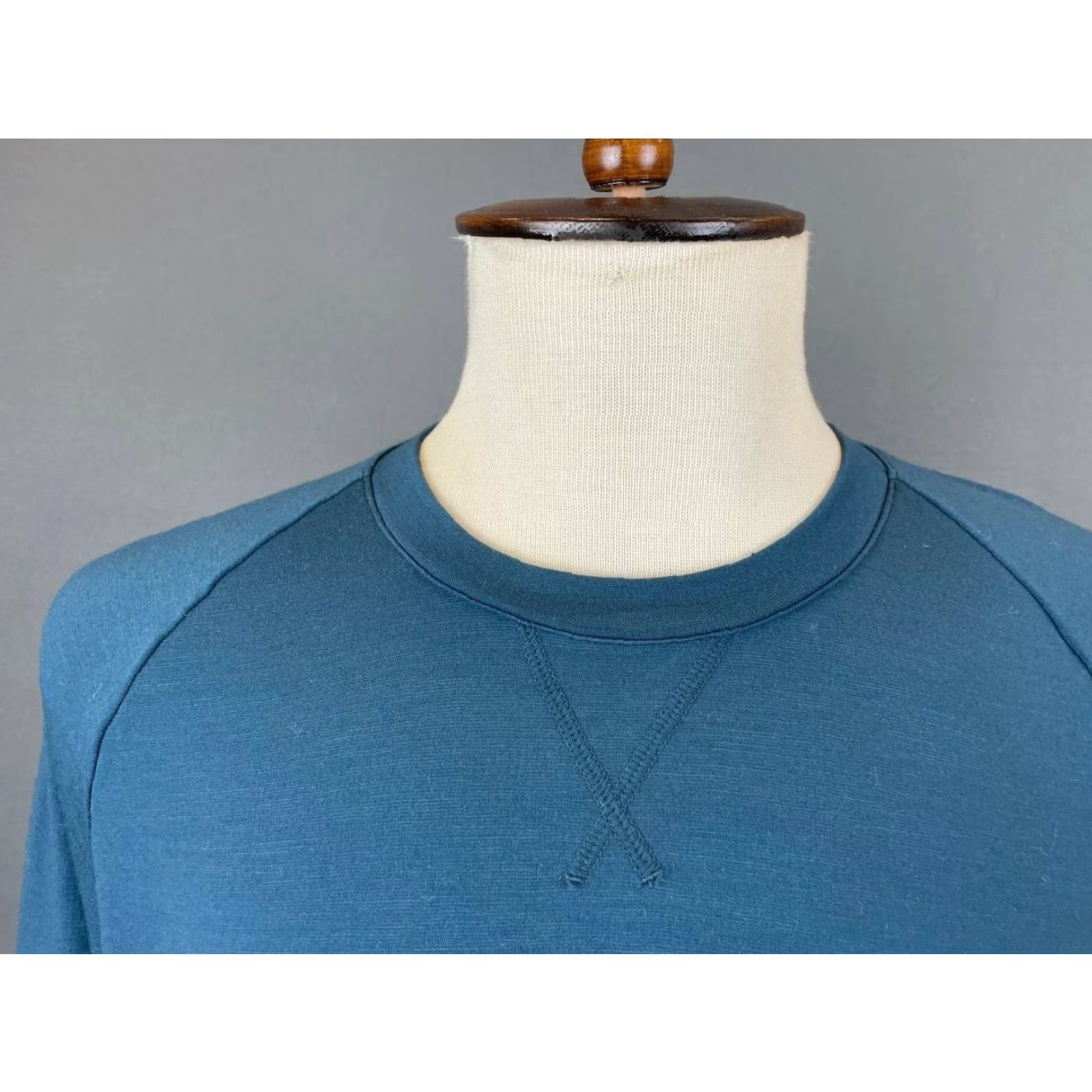 Icebreaker Icebreaker Cool-Lite Sweatshirt XL Blue Lyocell Crew Neck Long Sleeve Men Regular Pullover All Seasons Breathable Solid Size US XL / EU 56 / 4 - 5 Thumbnail
