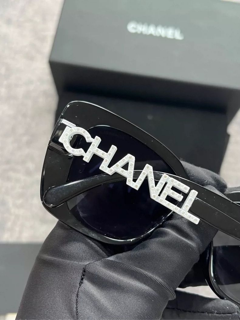 Chanel Chanel Black and white side rhinestone slogan sunglasses Size ONE SIZE - 4 Thumbnail