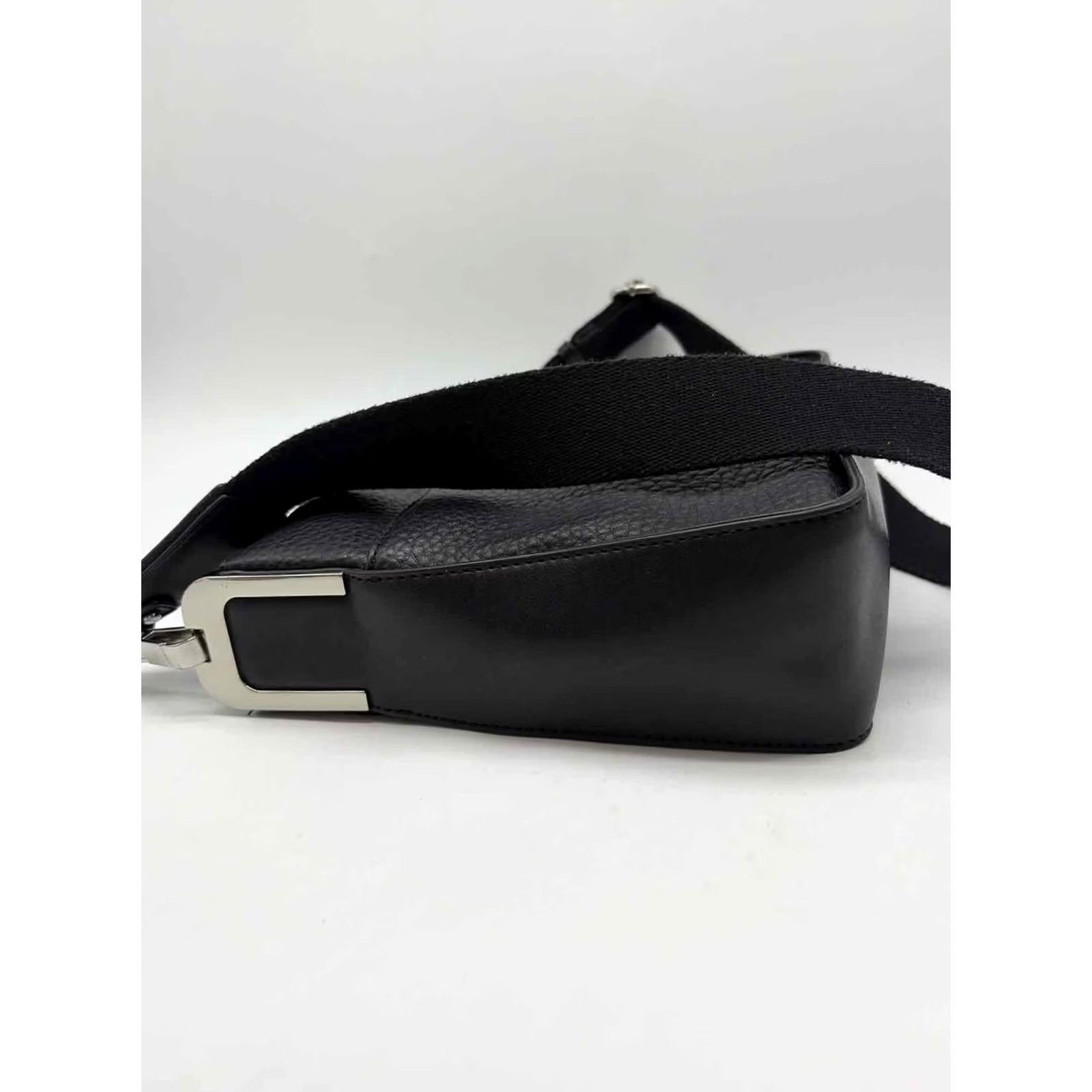 Calvin Klein Pre-Owned Calvin Klein Black Pebbled Crossbody Size ONE SIZE - 4 Thumbnail