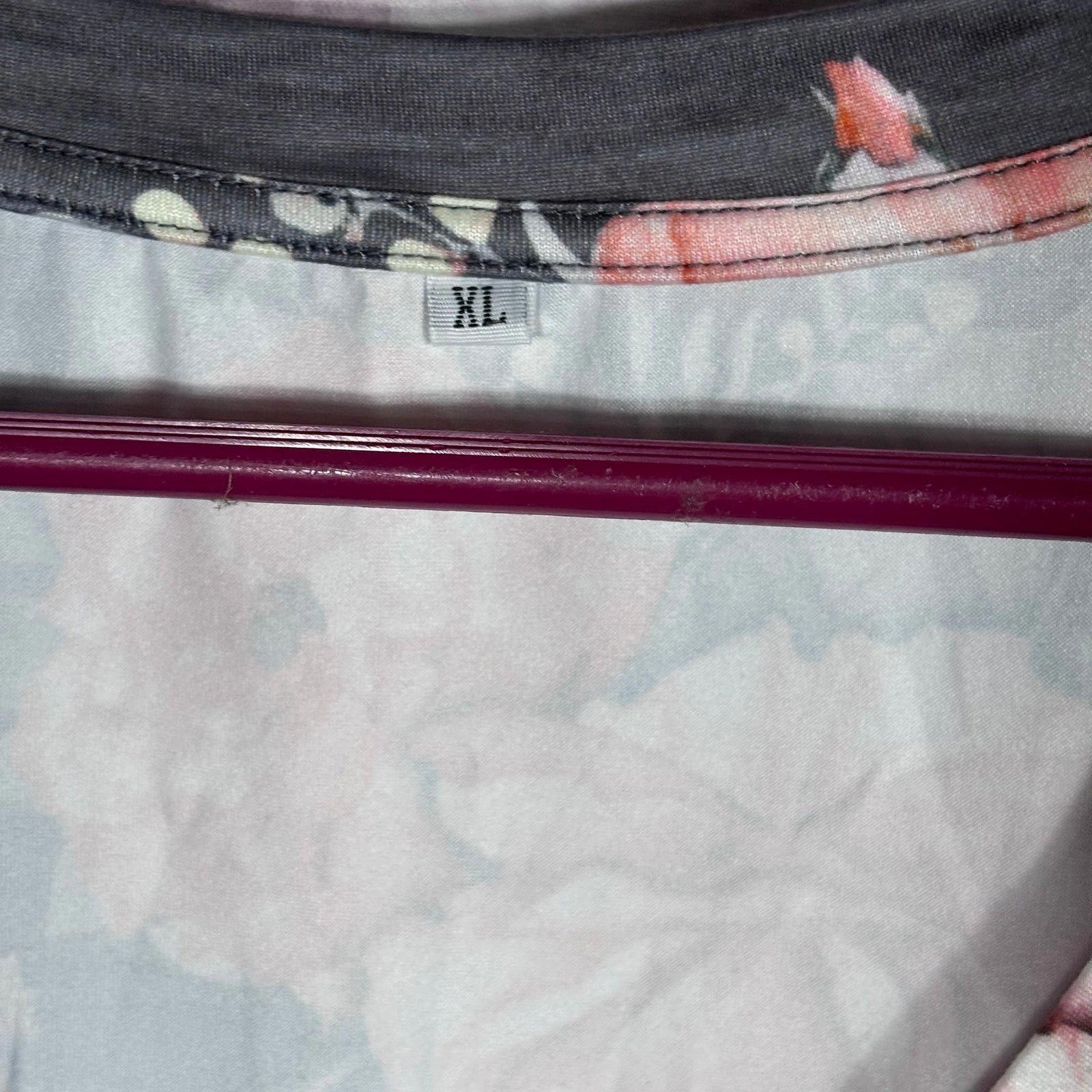 Other Floral V-Neck T-Shirt in Gray with Pink Rose Pattern XL Size XL / US 12-14 / IT 48-50 - 4 Thumbnail