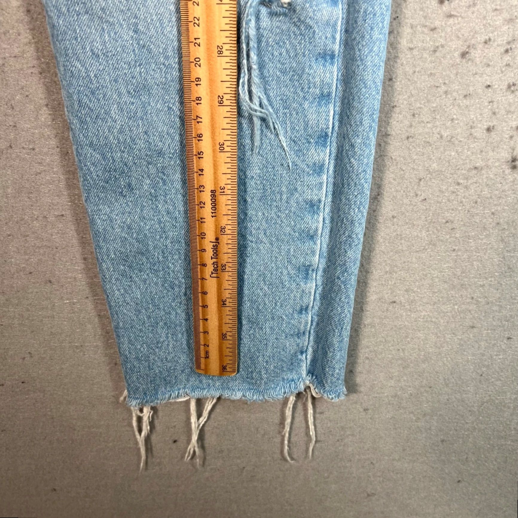 Urban Outfitters BDG Urban Outfitters Slim Straight Distressed Light Wash Jeans Size 27 Frayed Womens Jeans 27distressed Slim Straight Blue 90s? Size 27" / US 4 / IT 40 - 6 Thumbnail