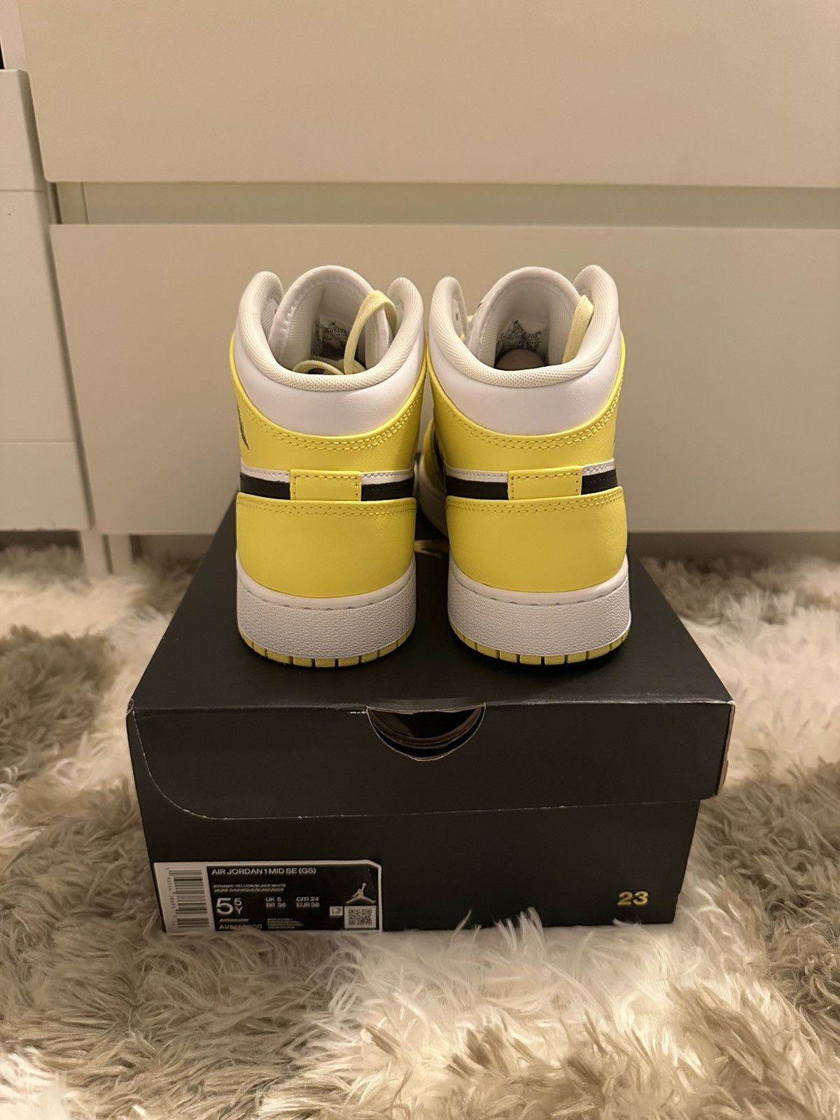 Jordan Brand Jordan 1 mid se 5.5y dynamic yellow floral Size US 5.5 / EU 38 - 3 Thumbnail