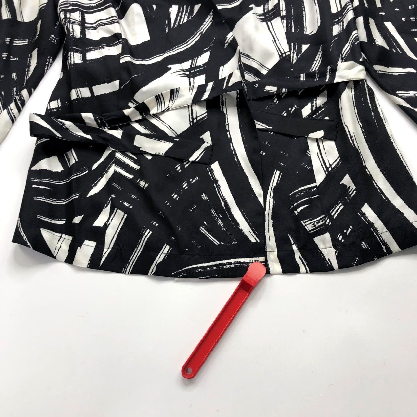 Vintage Chico's 100% Silk Open Front Tie Women's Long Sleeve Black Shirt Blouse V-Neck Geometric Shirt Size XS / US 0-2 / IT 36-38 - 3 Thumbnail