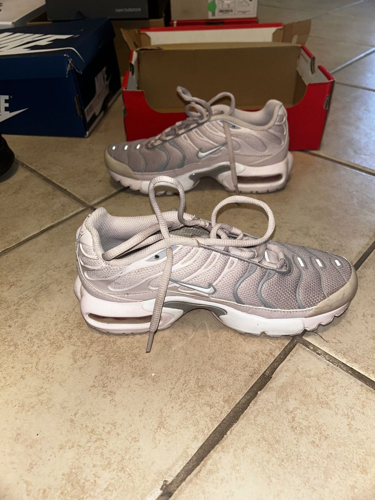 Nike Nike Air Max Plus TN Pink/White (4Y) Size US 5.5 / IT 35.5 - 2 Thumbnail